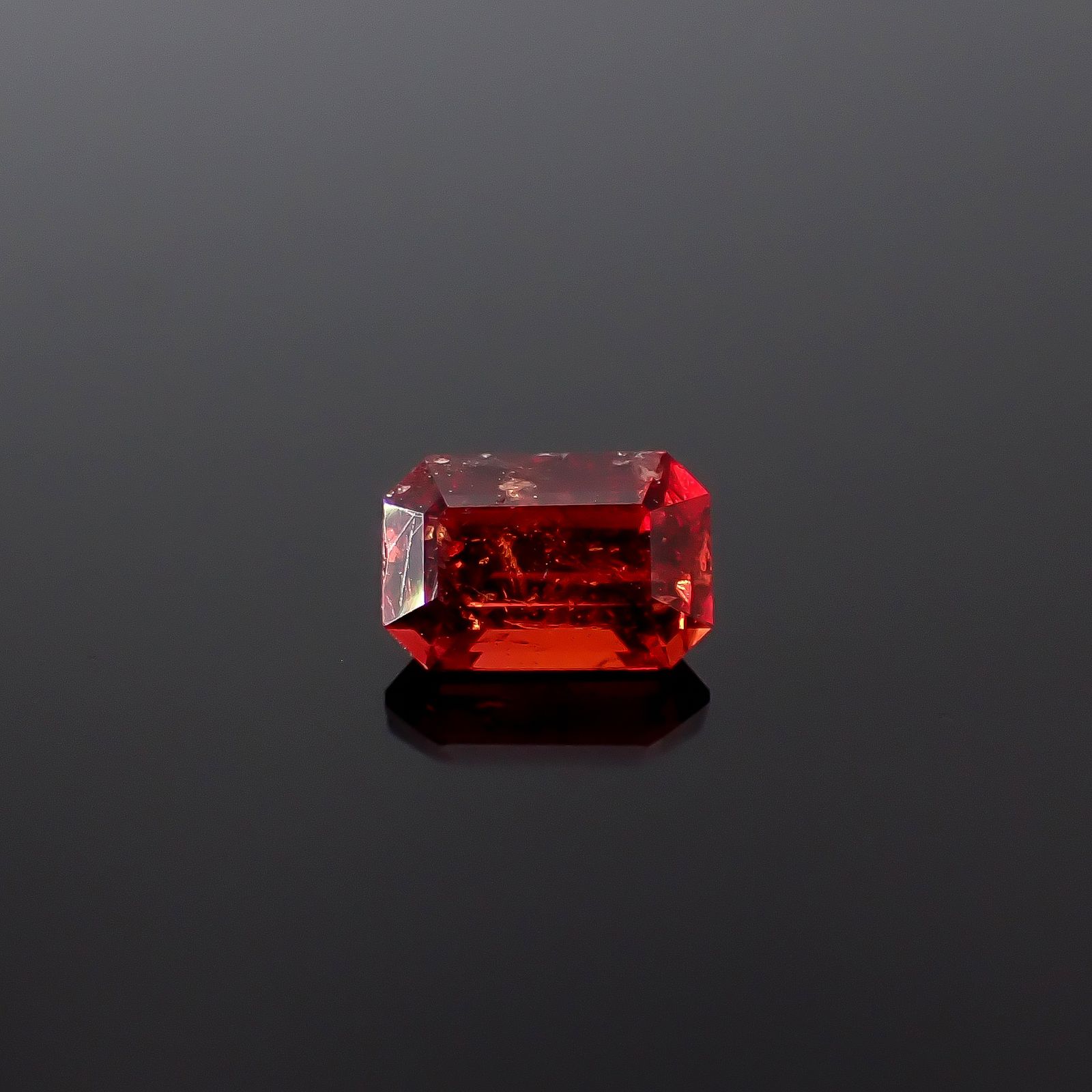 ユーディアライト(宝石名ユーディアライト)ロシア産 ソ付(日独) 1.047ct / 7.34x4.89mm前後 [251231475]