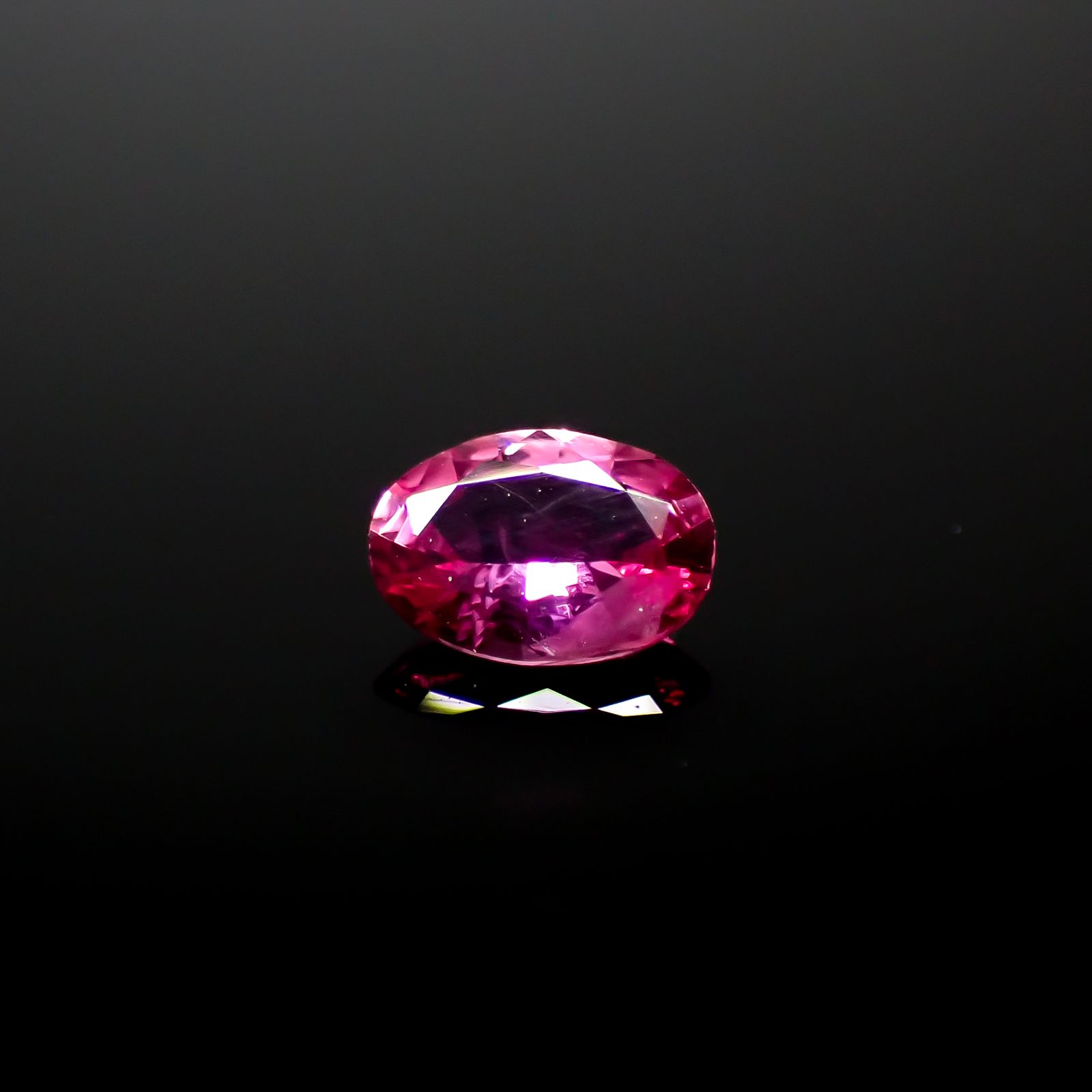 ネオンピンクサファイア スリランカ産 0.28ct[240728546]5x3.4mm前後