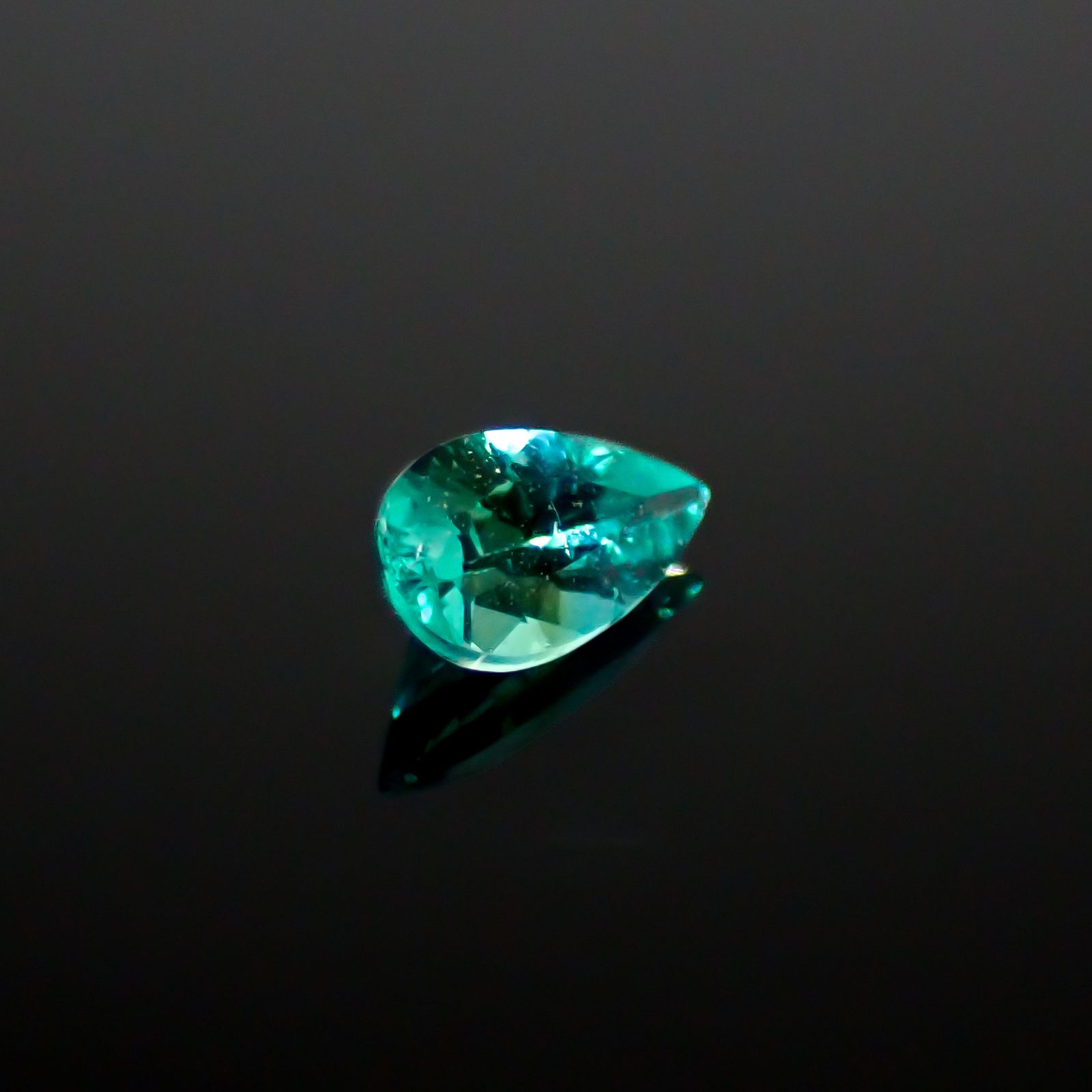 パライバトルマリン ブラジル・ムルング鉱山産 0.10ct[240928754]4.3x2.4mm前後