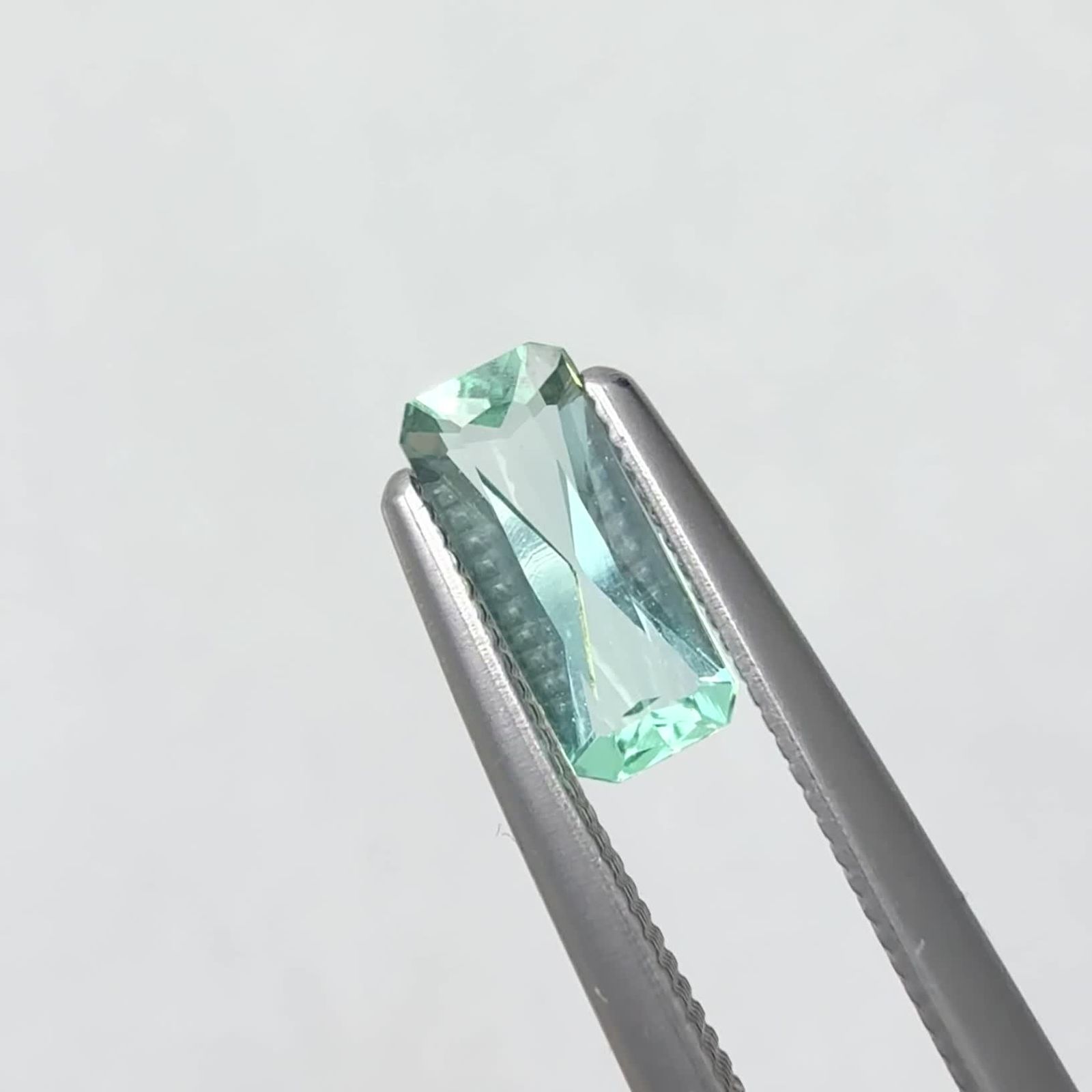 ミントベリル ナイジェリア産 0.44ct / 7.6x3.3mm前後 [250430206