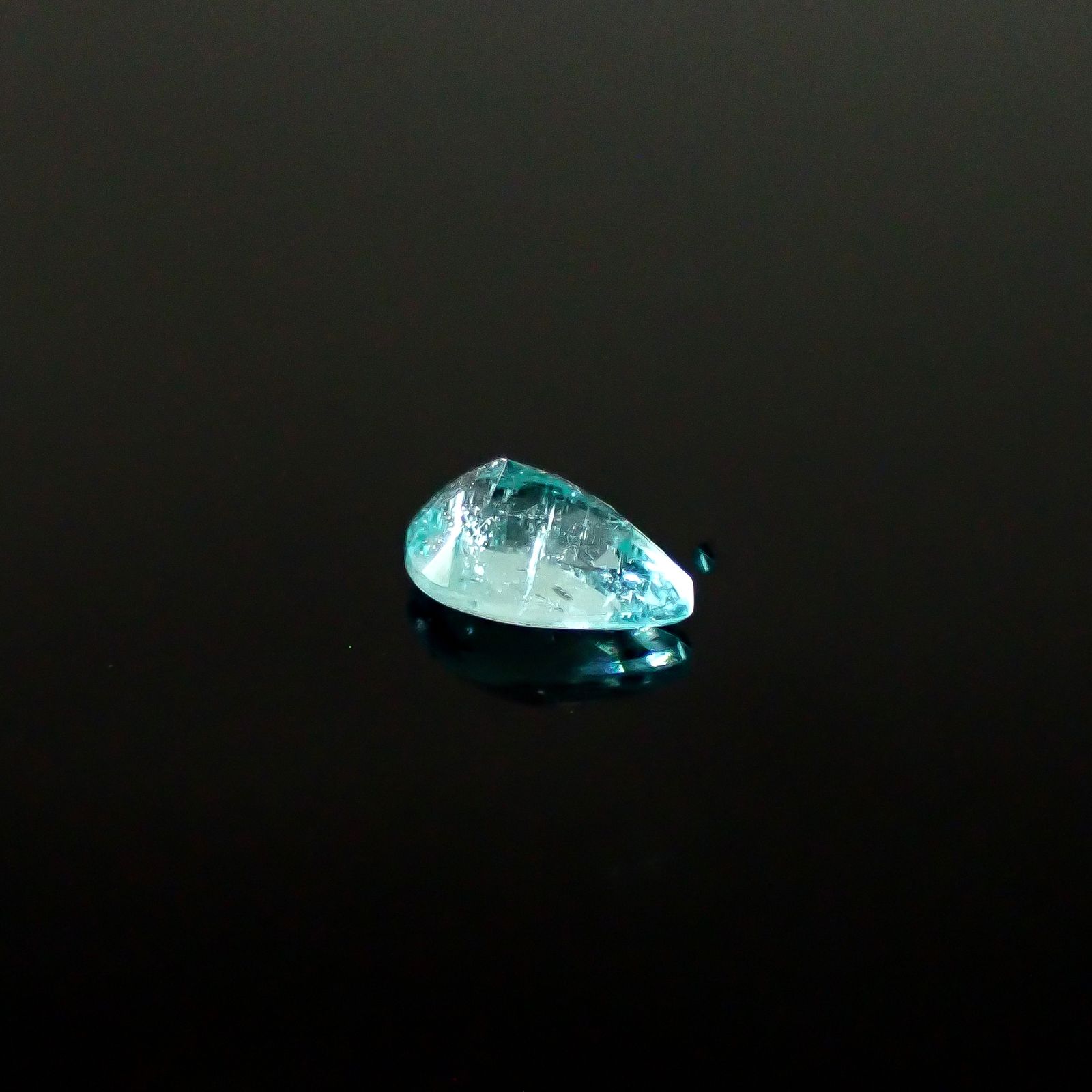 パライバトルマリン ブラジル・パライバ州バターリャ鉱山産 0.15ct / 4.3x2.8mm前後 [250931083]