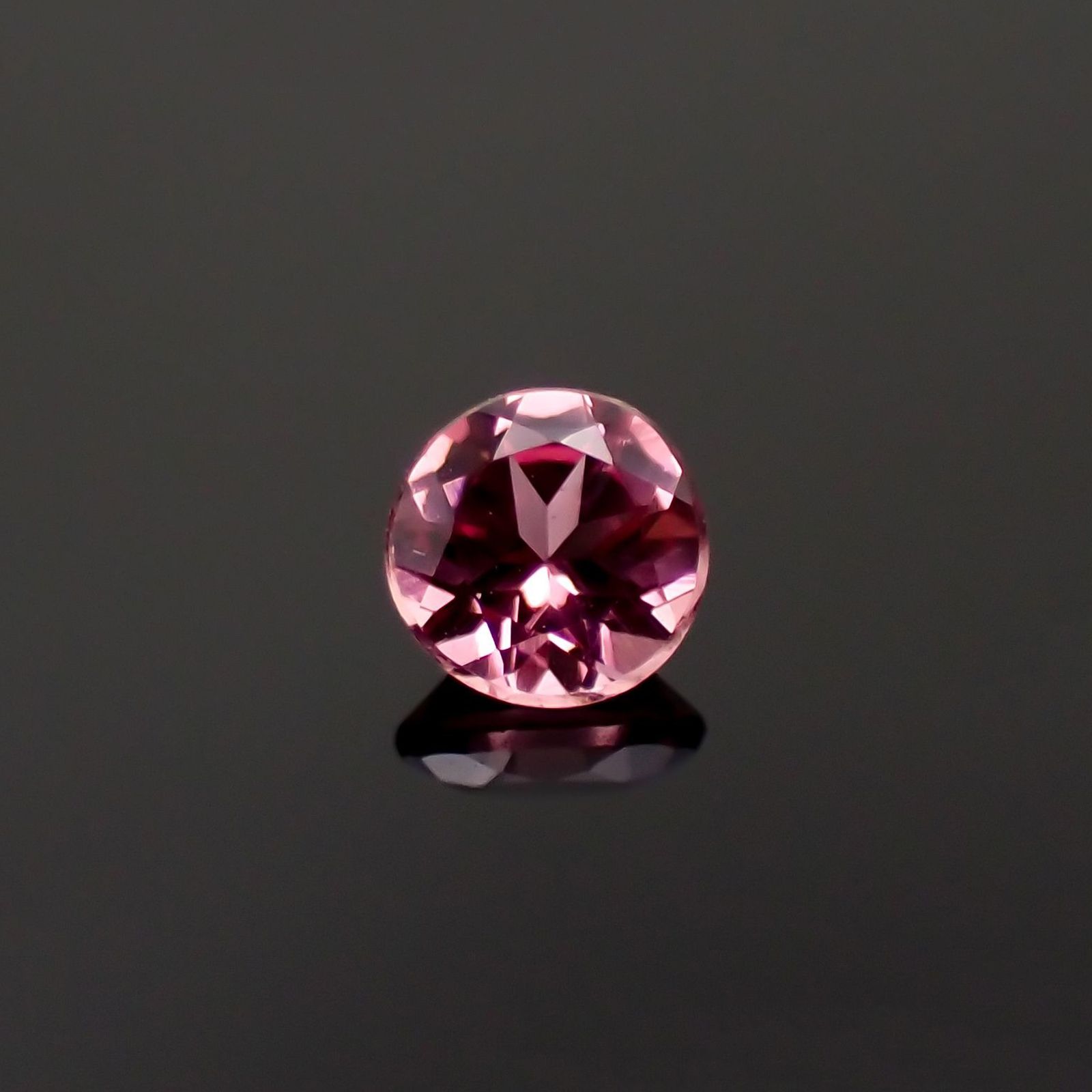 ピンクスピネル(宝石名ピンク・スピネル)タンザニア産 識別済 0.26ct / 3.8x3.8mm前後 [260221139]