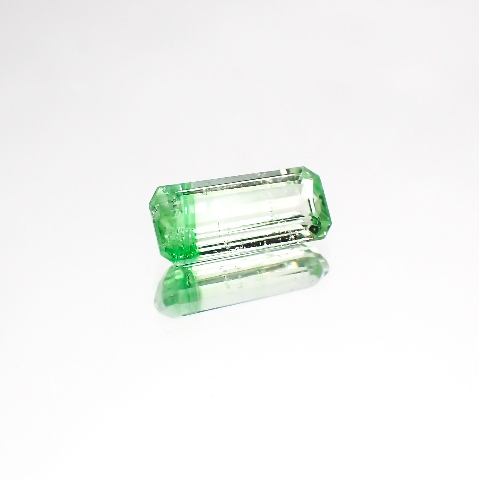 バイカラーツァボライト(宝石名グリーン グロッシュラー・ガーネット)タンザニア産 1.03ct 識別済[231124258]8.6x3.8mm前後
