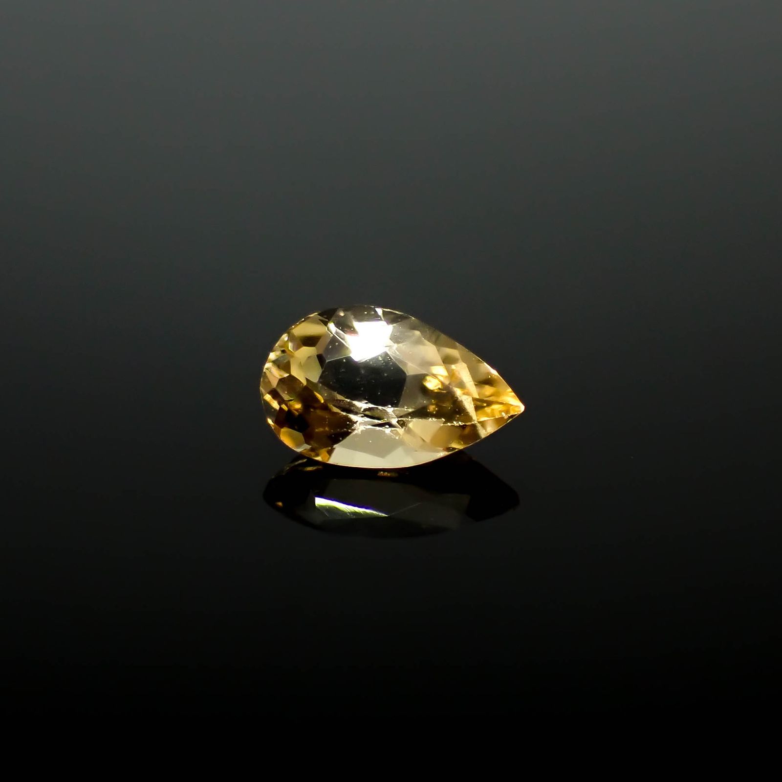 インペリアルトパーズ(宝石名トパーズ)ブラジル産 0.40ct / 6.1x3.8mm前後 [250630500]