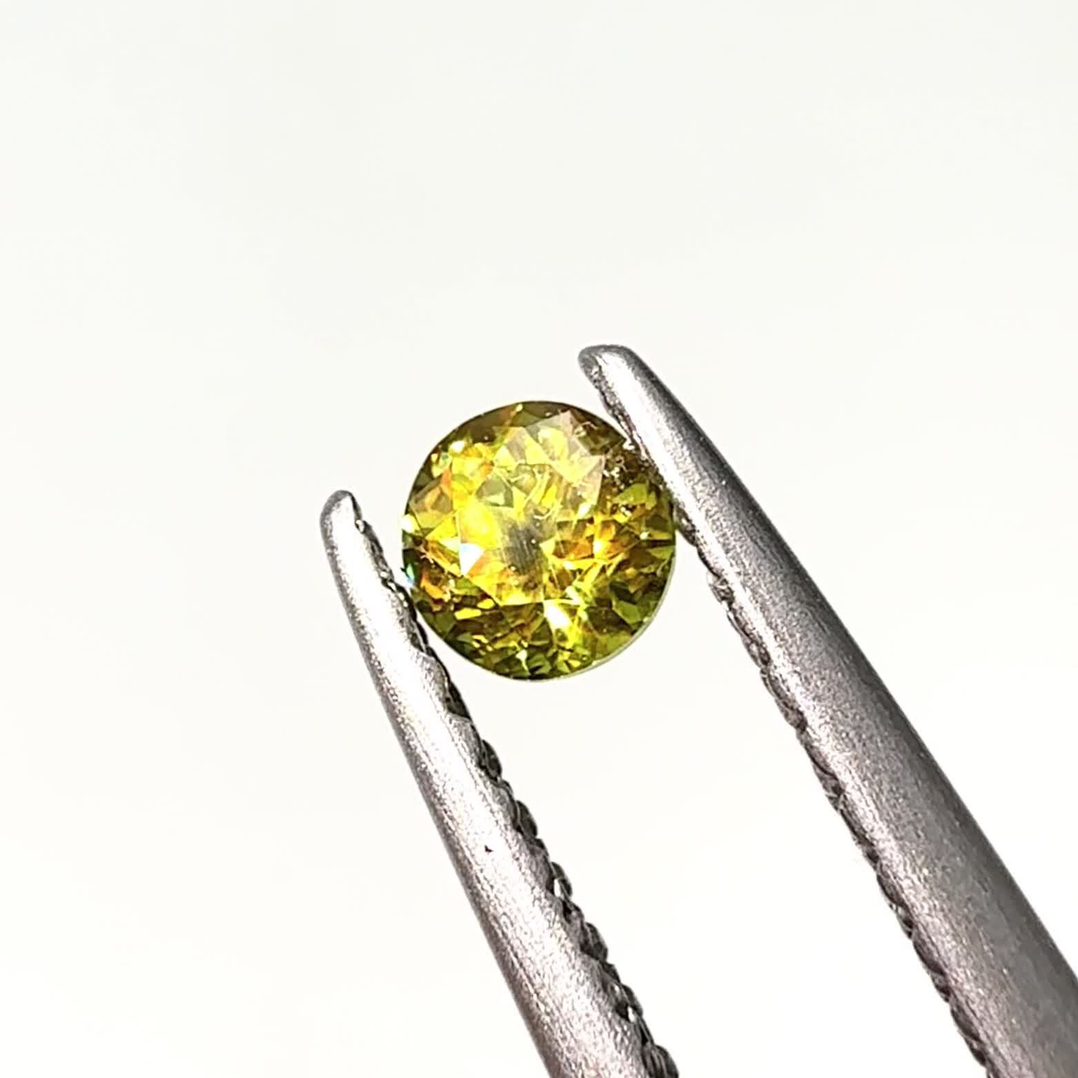 カラーチェンジスフェーン パキスタン産 0.18ct / 3.2x3.2mm前後