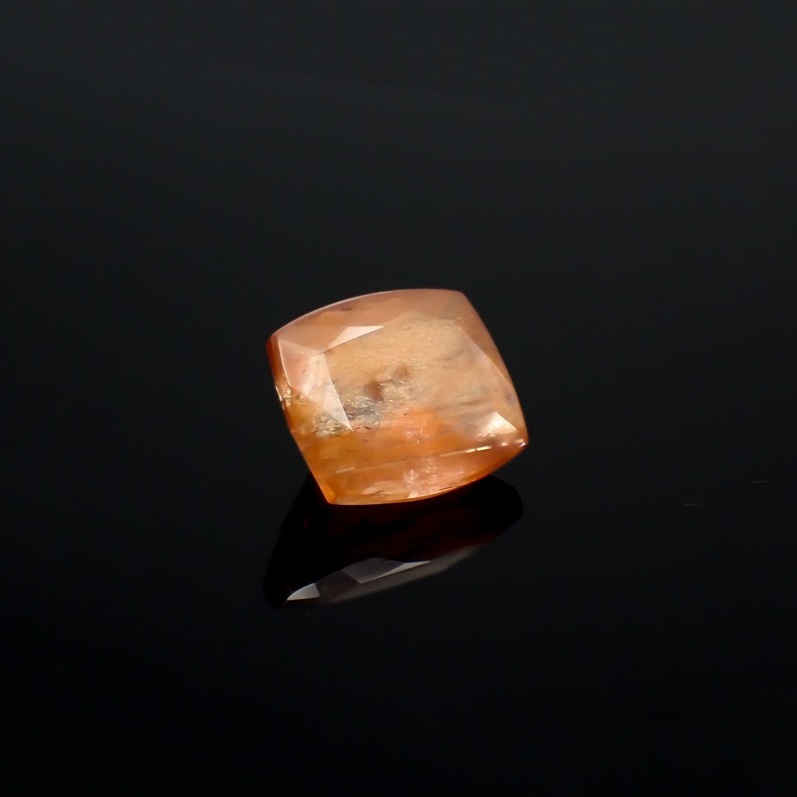 サンストーンスキャポライト(宝石名シーン・スキャポライト)タンザニア産 識別済 2.60ct / 9.2x8.1mm前後 [221219274]