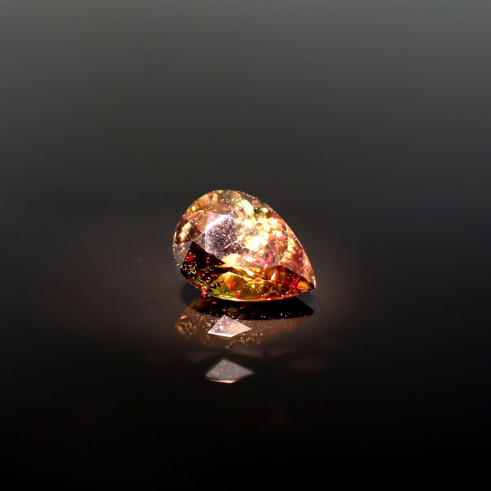 カラーチェンジスフェーン パキスタン産 1.78ct / 9.1x6.8mm前後 [260632491]