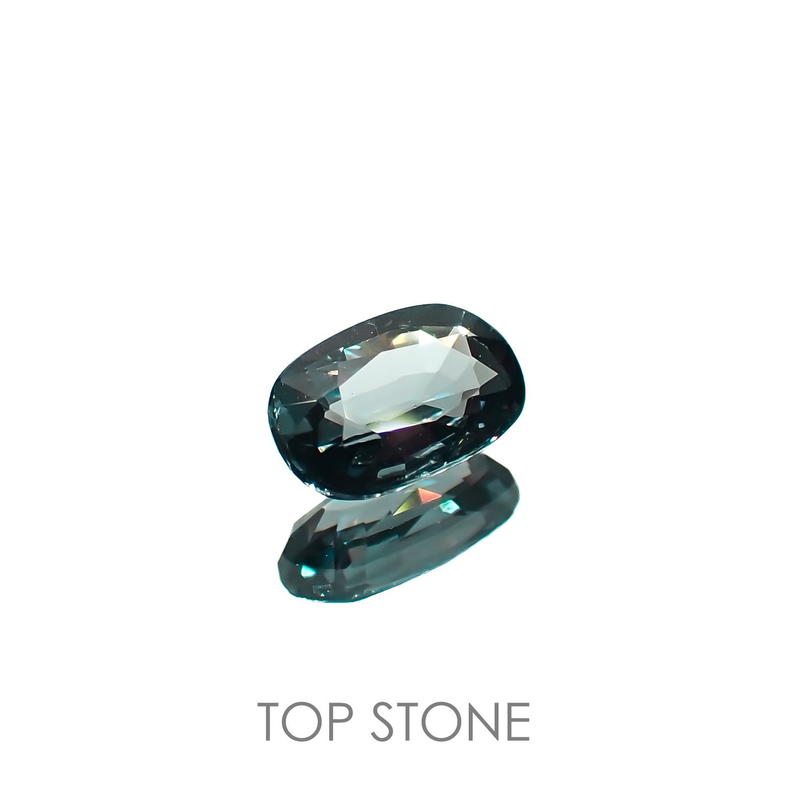 カラーチェンジガーネット アレキタイプ(宝石名ガーネット)マダガスカル・ベキリー産 0.68ct 識別済[221219618]6.4x4mm前後