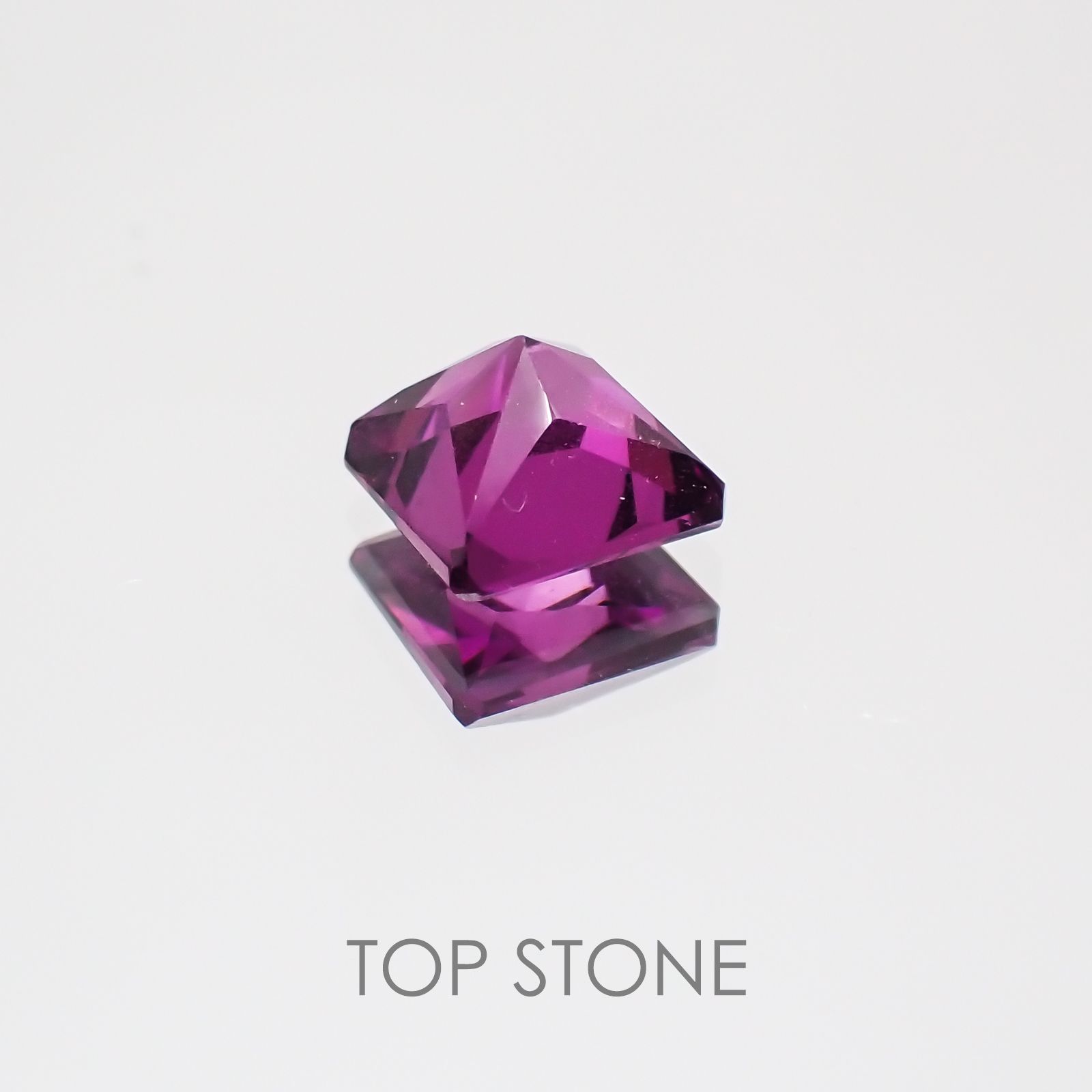 グレープガーネット(宝石名ガーネット) ブラジル産 0.92ct 識別済[21059688]5.2×5.2mm前後