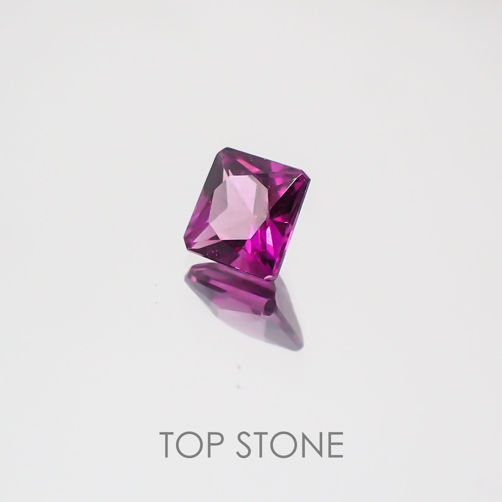 グレープガーネット(宝石名ガーネット) ブラジル産 0.92ct 識別済[21059688]5.2×5.2mm前後