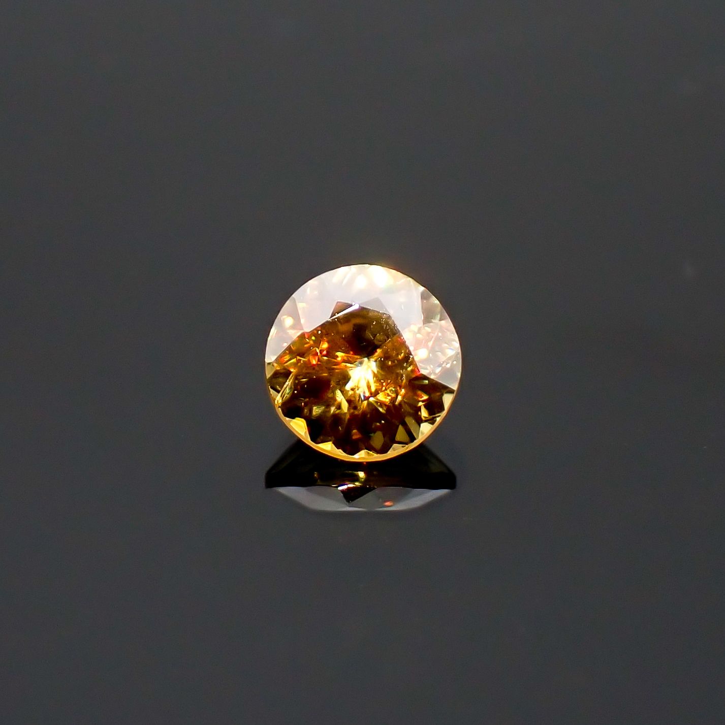 ゴールデンスフェーン マダガスカル産 0.48ct / 4.9x4.8mm前後 [260632358]