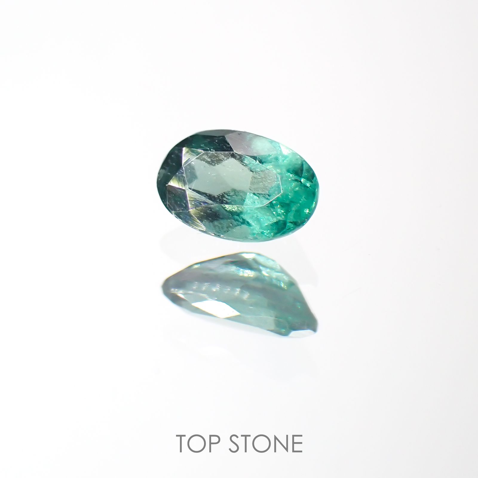 グリーンアパタイト(ノーブルモロキサイト)(宝石名アパタイト) マダガスカル産 0.22ct 識別済[211013528]4.8×3.1mm前後