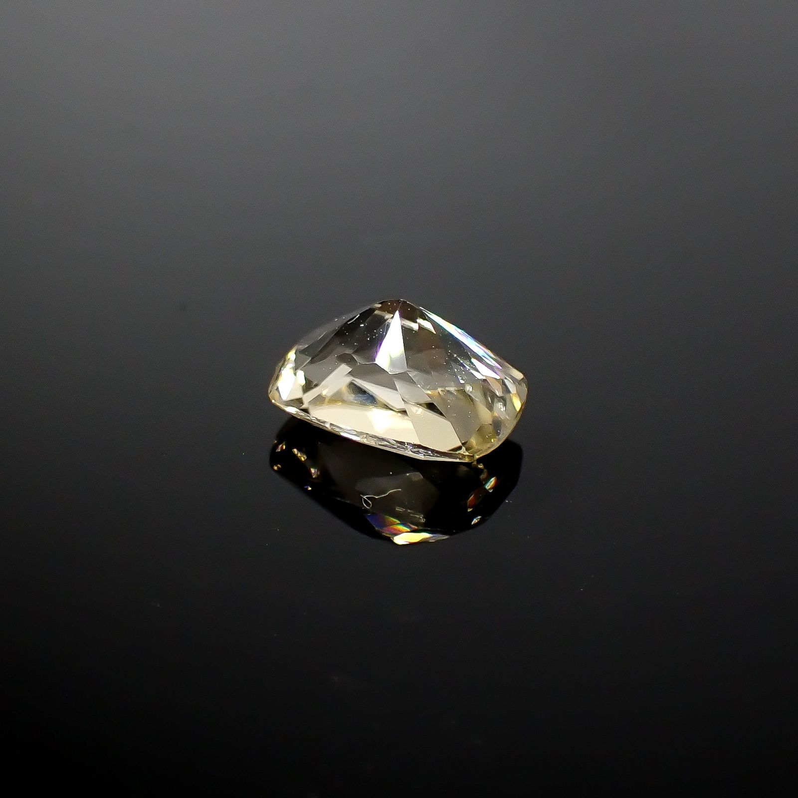 シンハライト(宝石名シンハライト)スリランカ産 2.49ct 識別済[250730811]9.1x6.3mm前後