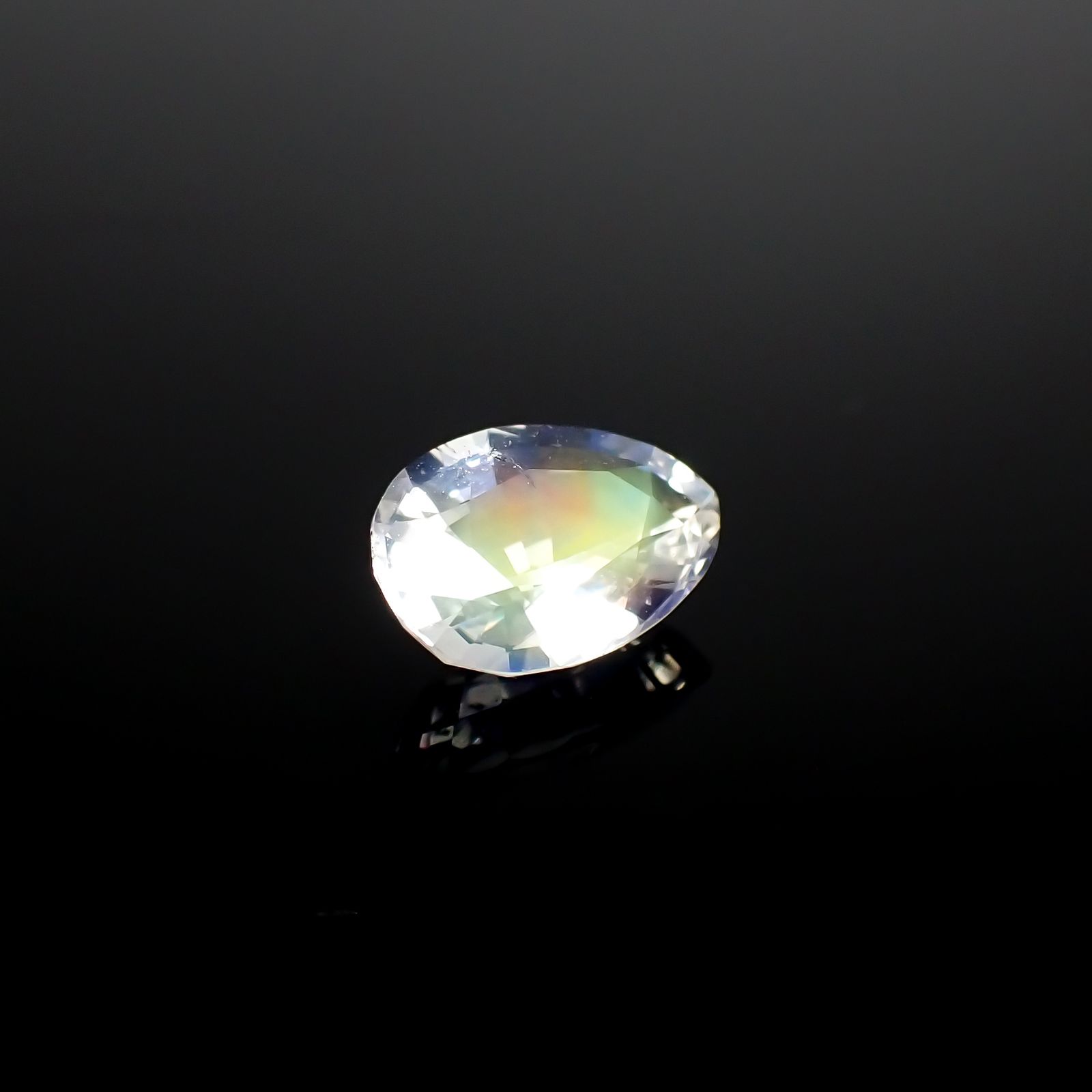 レインボームーンストーン(宝石名ラブラドライト)マダガスカル産 1.013ct ソ付(彩珠)[240326935]8.4x5.8mm前後