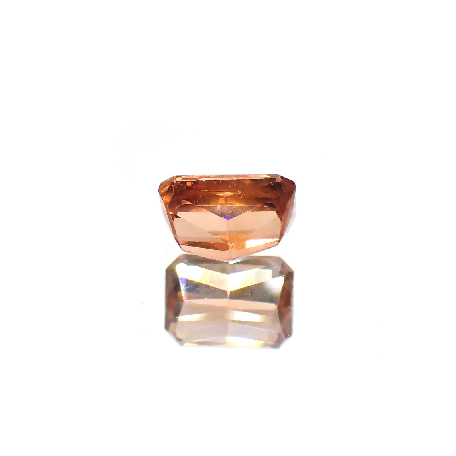 カラーシフトマラヤガーネット(宝石名ガーネット)タンザニア産 識別済 1.35ct / 6.7x4.7mm前後 [260415014]