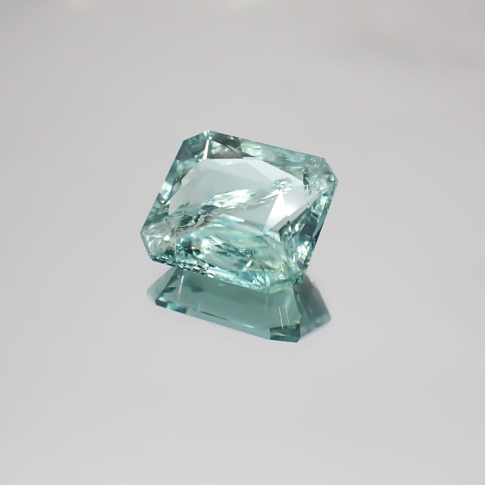 パライバトルマリン(宝石名トルマリン/別名パライバ・トルマリン) モザンビーク産 6.620ct ソ付(宝貴協)[21049392]12.5×10.9mm前後