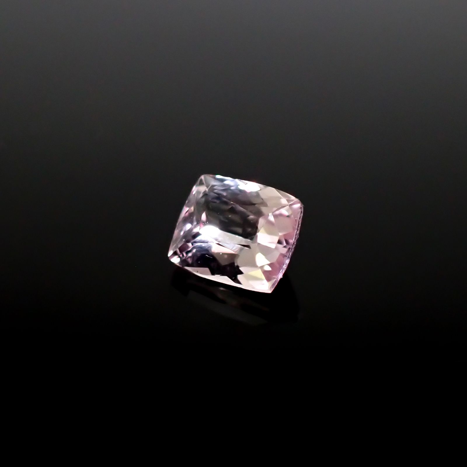 ピンクゾイサイト(宝石名ピンク・ゾイサイト)タンザニア産 0.620ct ソ付(彩珠)[241129502]5.3x4.3mm前後