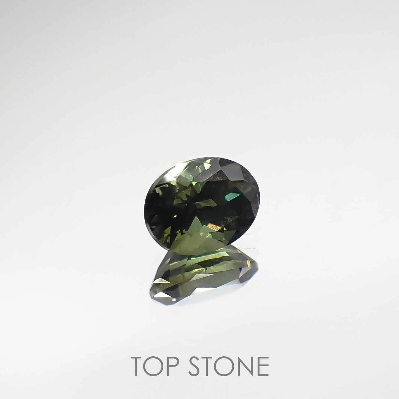 ゴールドシーンサファイア非加熱(宝石名シーン・サファイア) ケニア産 0.54ct 識別済[210712071]5×4mm前後