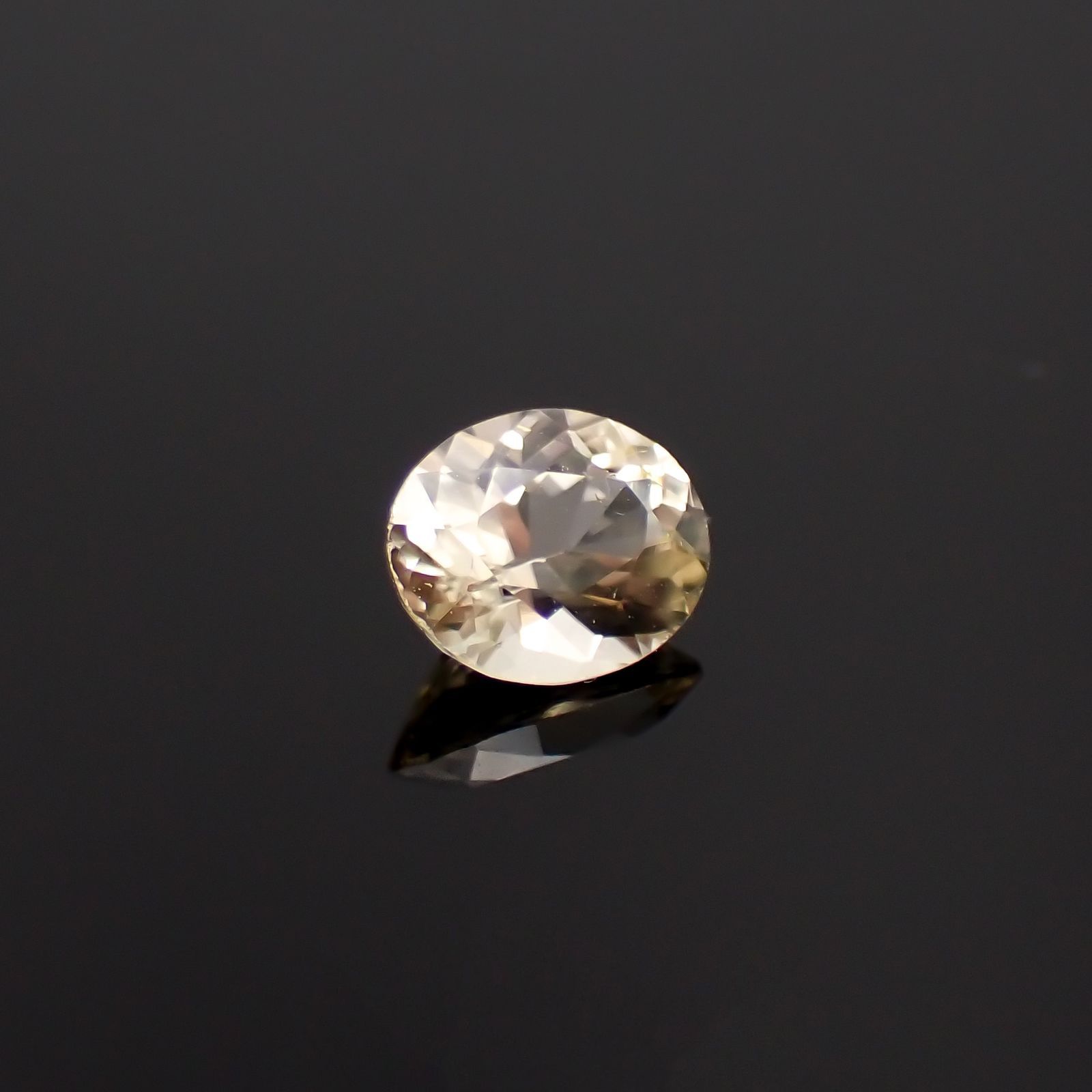 シンハライト(宝石名シンハライト)スリランカ産 識別済 0.53ct / 5.7x4.6mm前後 [260419708]