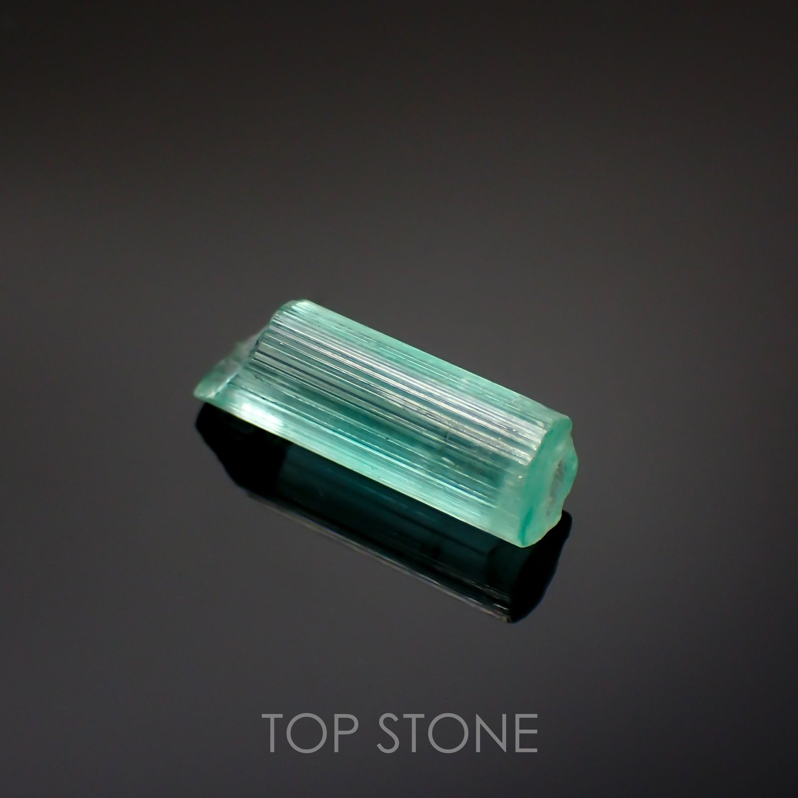 エメラルド柱状結晶 原石・結晶(宝石名エメラルド)コロンビア産 2.575ct ソ付(彩珠)[220817317]13.7x4.8mm前後