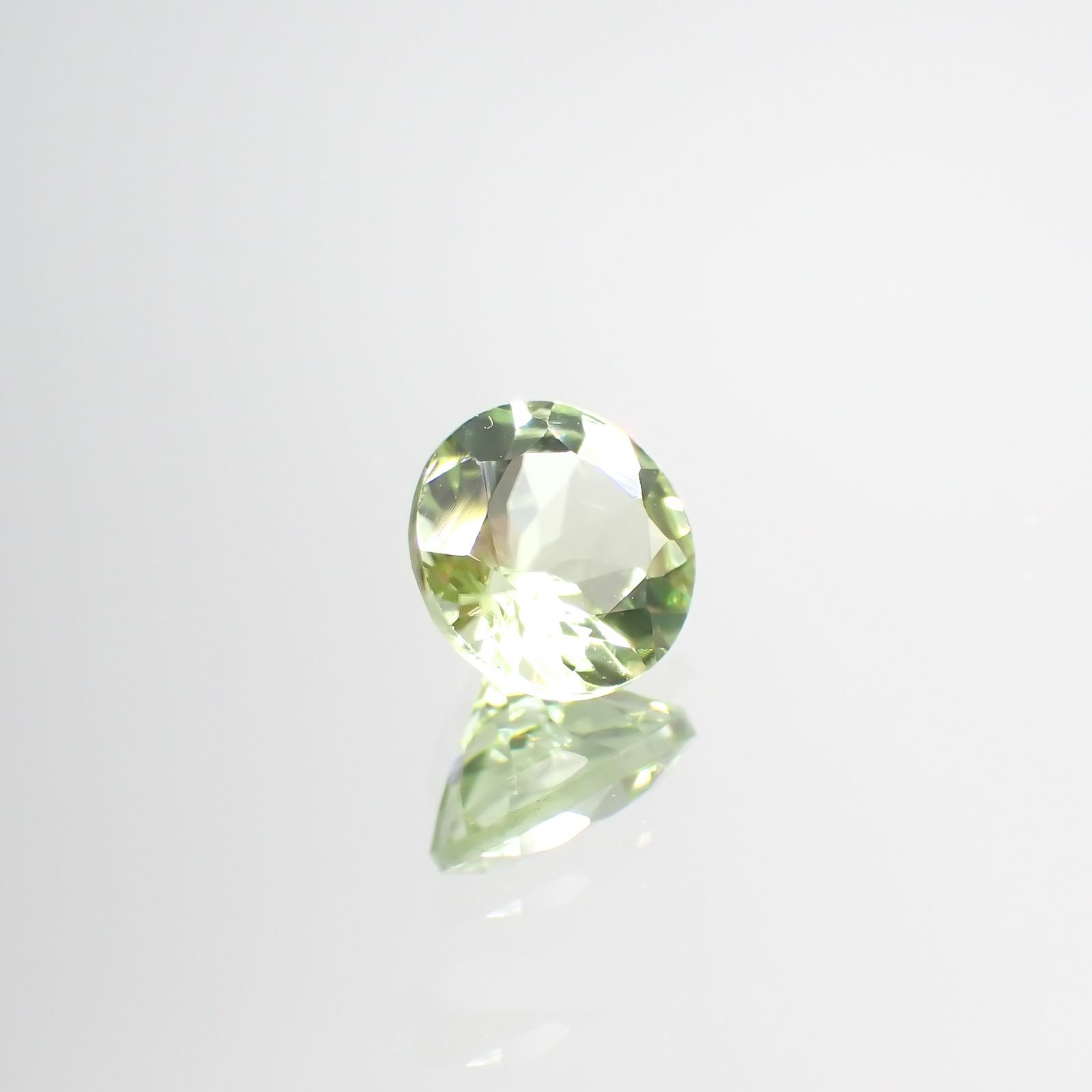 ペリドット(宝石名ペリドット) パキスタン産 1.04ct 識別済[210813073]6.4×6.4mm前後