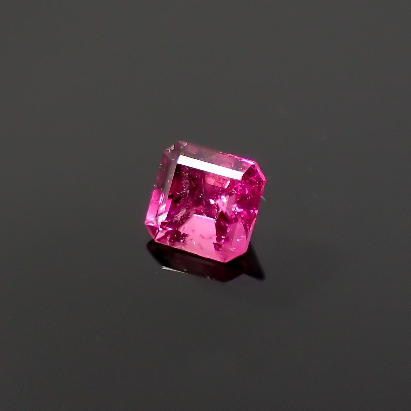 レッドベリル(宝石名レッド・ベリル) アメリカ・ユタ州産 0.088ct ソ付(彩珠)[210712050]2.7×2.6mm前後