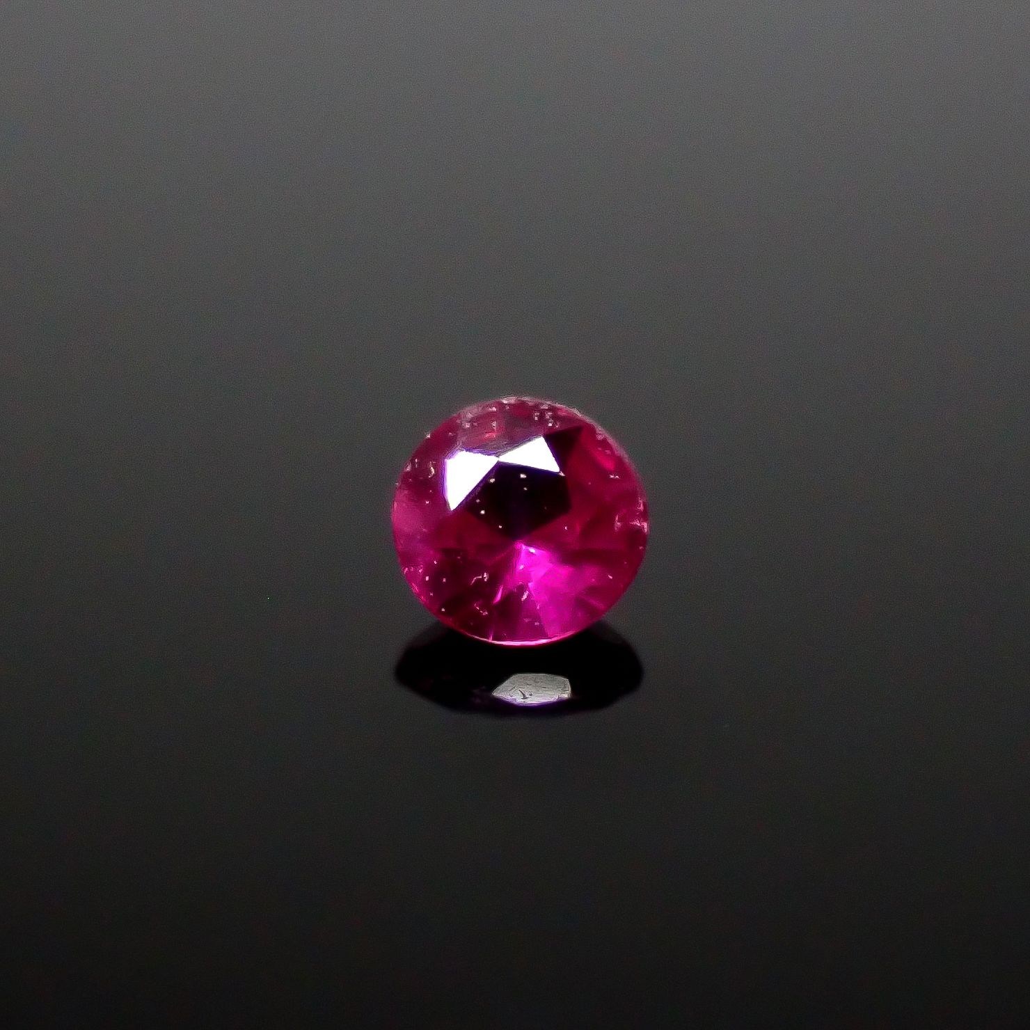 ルビー ビルマ産 0.058ct [250630610]2.3x2.2mm前後