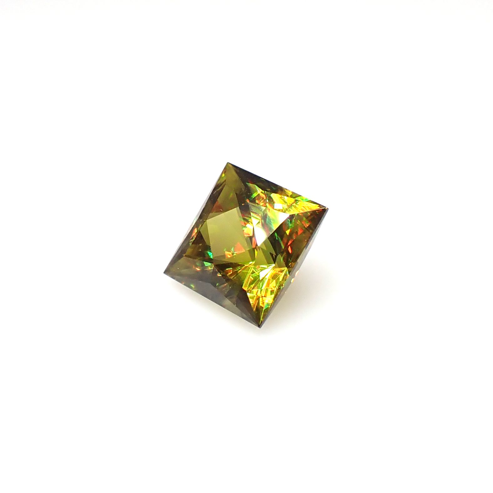 スフェーン マダガスカル産 4.37ct [250630570]8.9x8.8mm前後