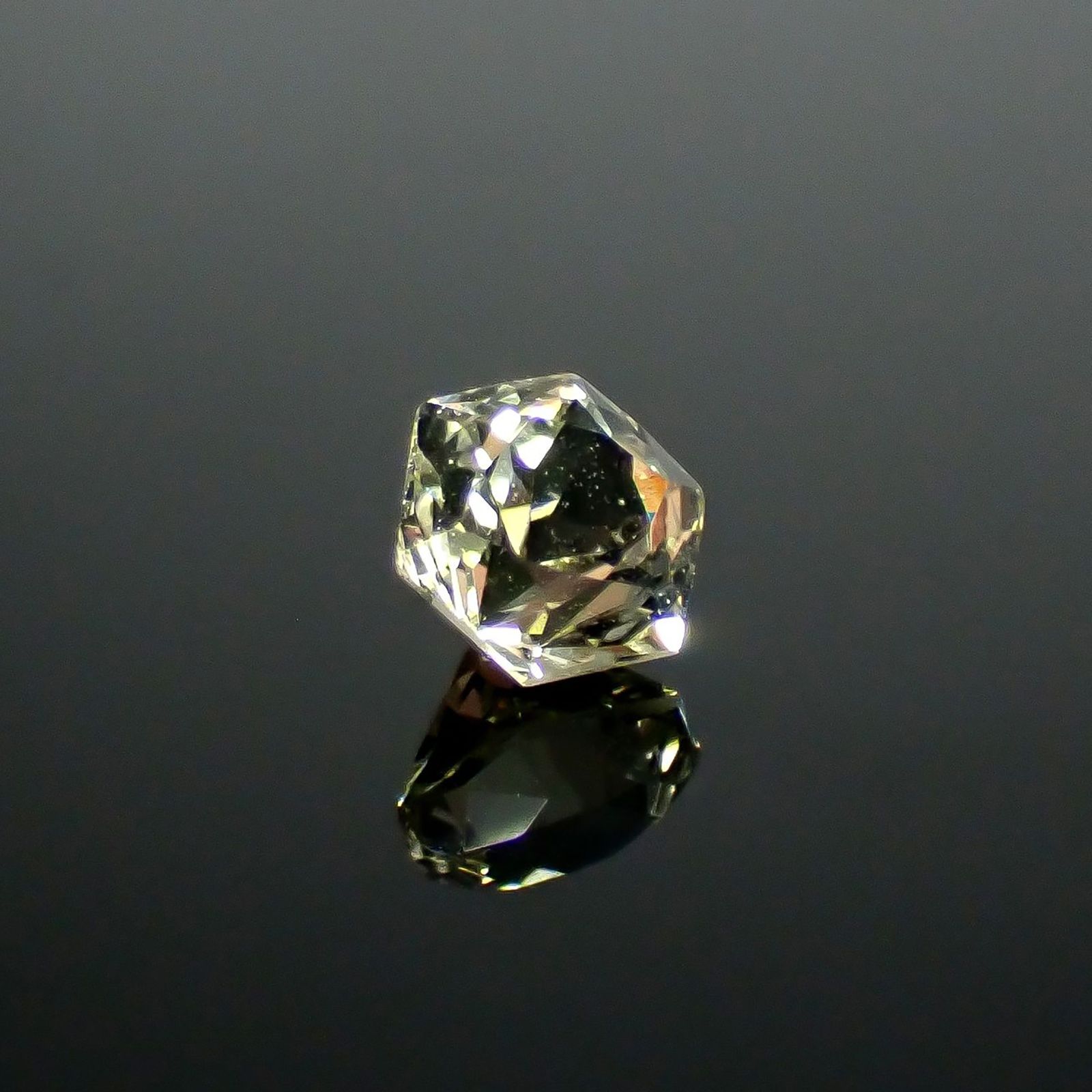 ◇ヘキサゴンカット◇コーネルピン スリランカ産 0.48ct / 4.5x4.3mm前後 [251031237]