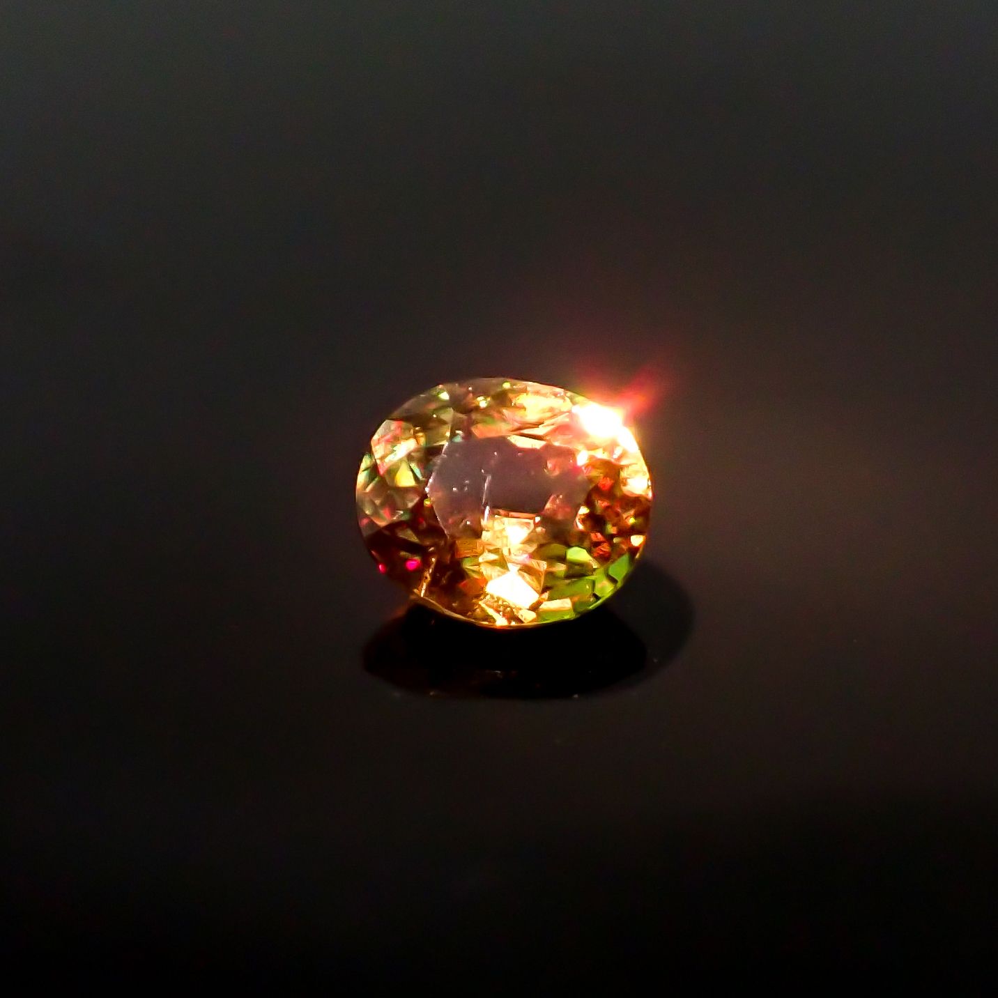 カラーチェンジスフェーン パキスタン産 0.51ct / 5.3x4.6mm前後 [260632435]