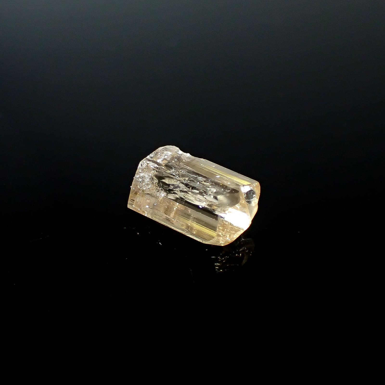インペリアルトパーズ 原石 ザンビア産 3.45ct / 11x6.9mm前後 [250730941]