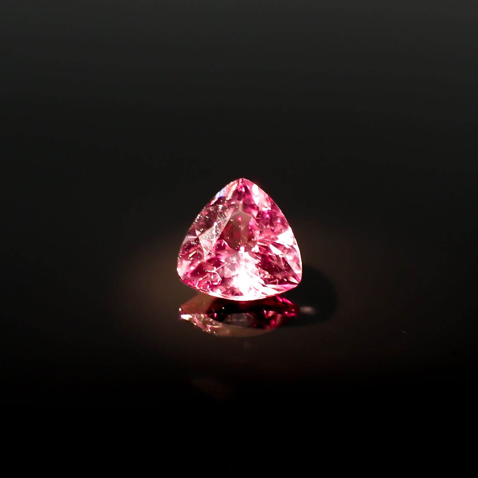 ドラゴンガーネット タンザニア産 0.92ct[240326660]6.2x6.1mm前後