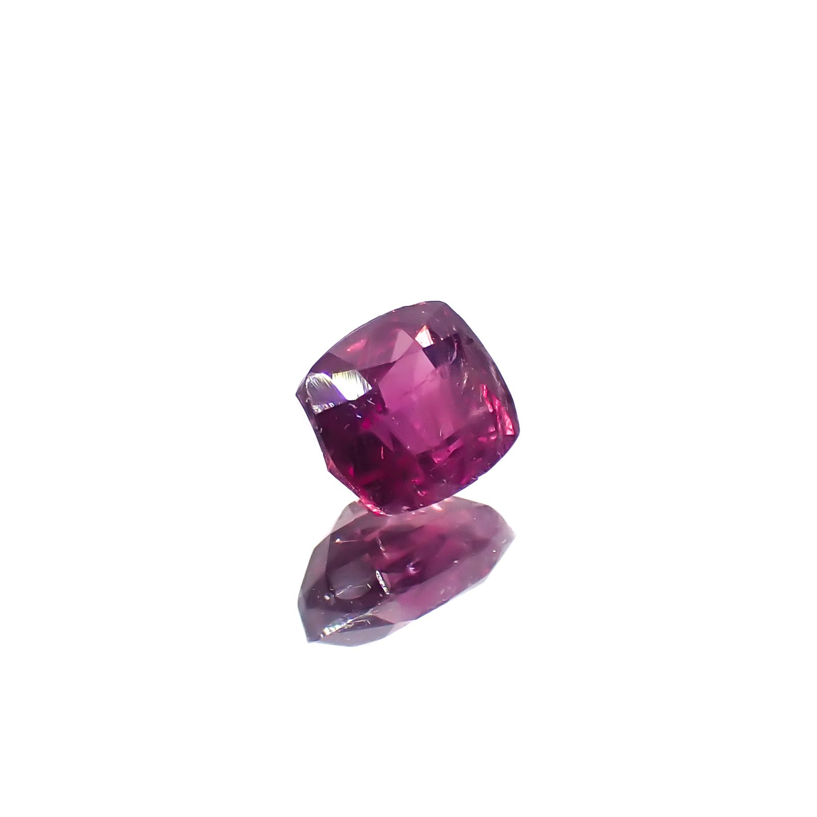 パープルサファイア 非加熱 パキスタン・カシミール地方産 0.81ct[240628405]5.3x4.5mm前後