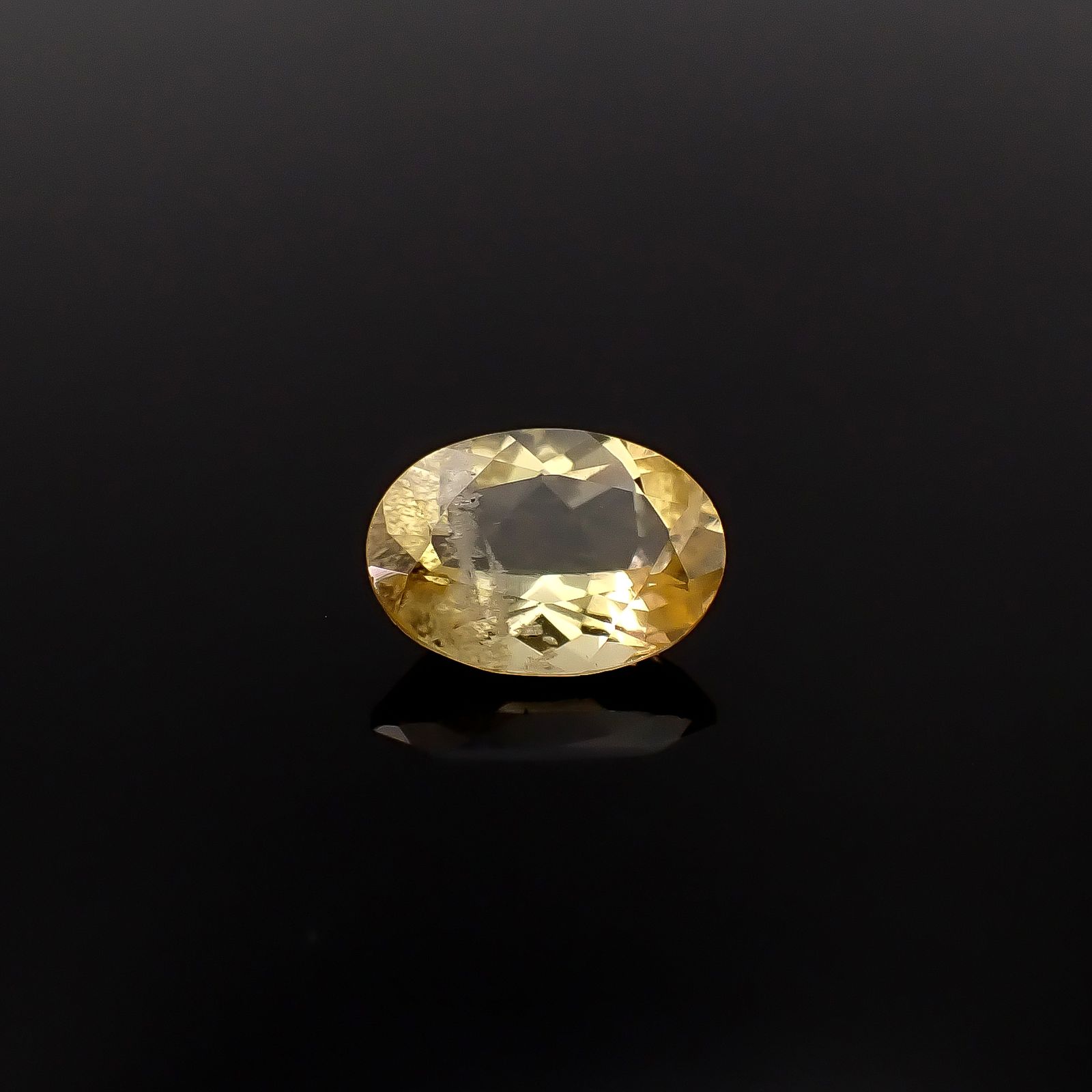 コンドロダイト(宝石名コンドロダイト)タジキスタン・パミール高原産 識別済 1.37ct / 8.6x6.2mm前後 [260131585]