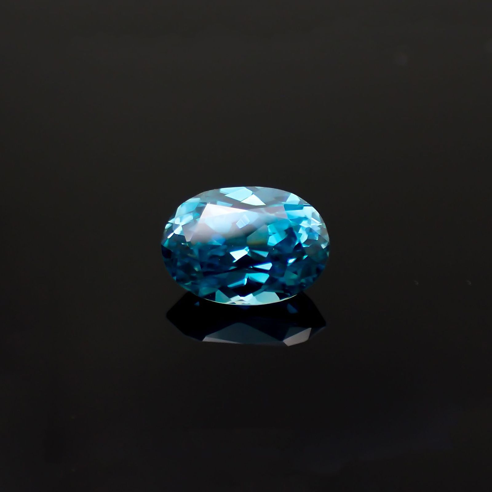ラタナキリブルージルコン(宝石名ブルー・ジルコン)カンボジア産 2.837ct ソ付(彩珠)[221018933]9.1x6.6mm前後