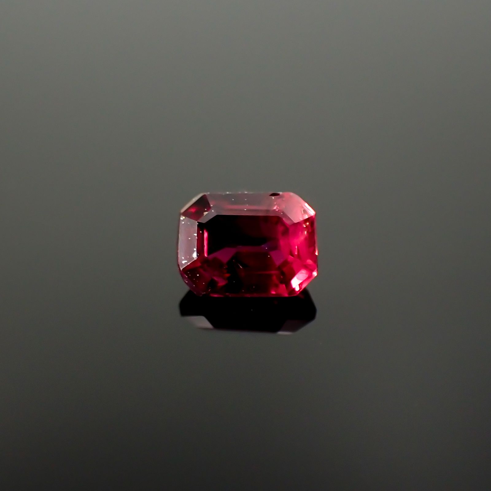 ルビー(宝石名ルビー)タンザニア産 0.28ct 識別済[240226108]3.9x2.9mm前後