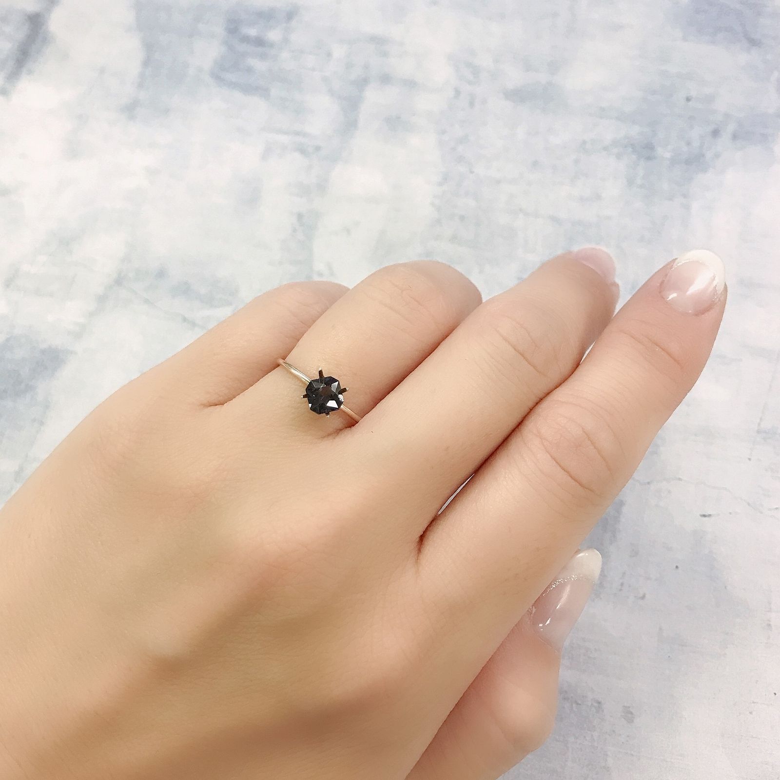 グレースピネル(宝石名スピネル)ビルマ/マダガスカル産 0.70ct 識別済[220716821]5.2x5.2mm前後