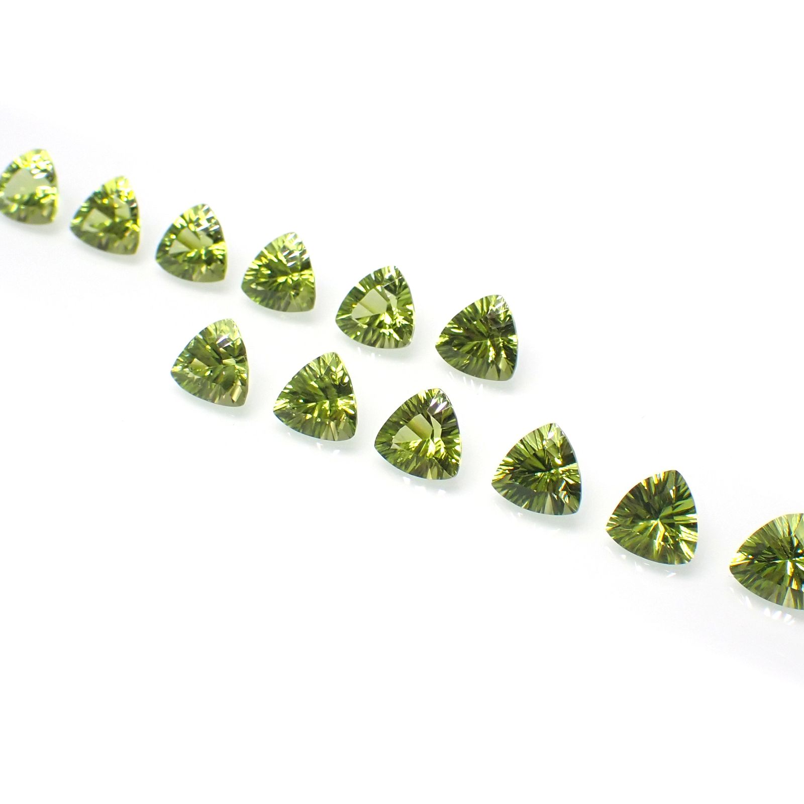 <ランダムセレクト1個販売>◇コンケーブカット◇ペリドット 中国産 約0.97-1.36ct[230722579]7x7mm前後