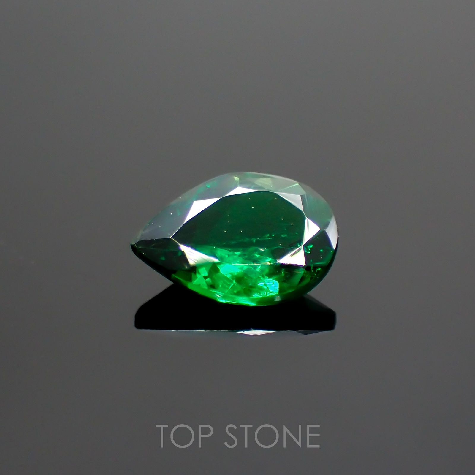 ツァボライト(宝石名グリーン グロッシュラー・ガーネット) タンザニア産 0.618ct ソ付(彩珠)[21069915]6.9×4.9mm前後