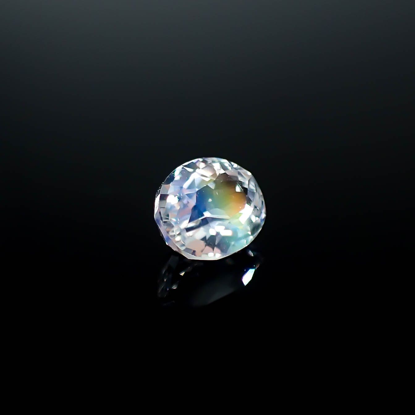 レインボームーンストーン ザンビア産 0.50ct [250730914]5.4x4.5mm前後