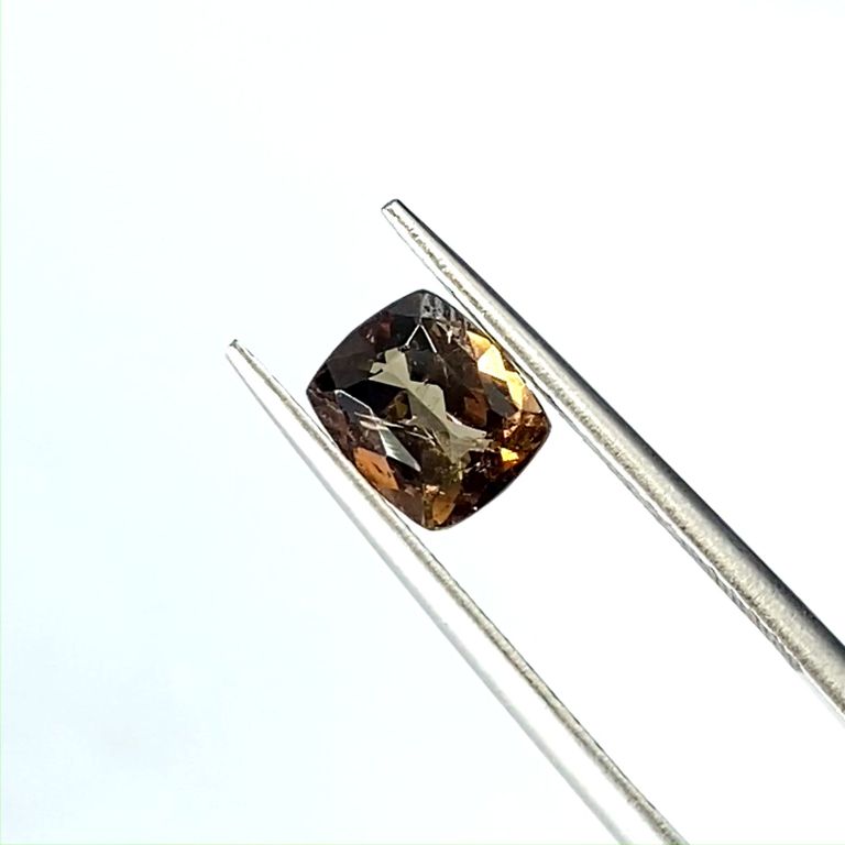 アキシナイト(宝石名アキシナイト) パキスタン産 1.12ct 識別済[20128807]6.7×5.7mm前後 | TOP  STONE(トップストーン)