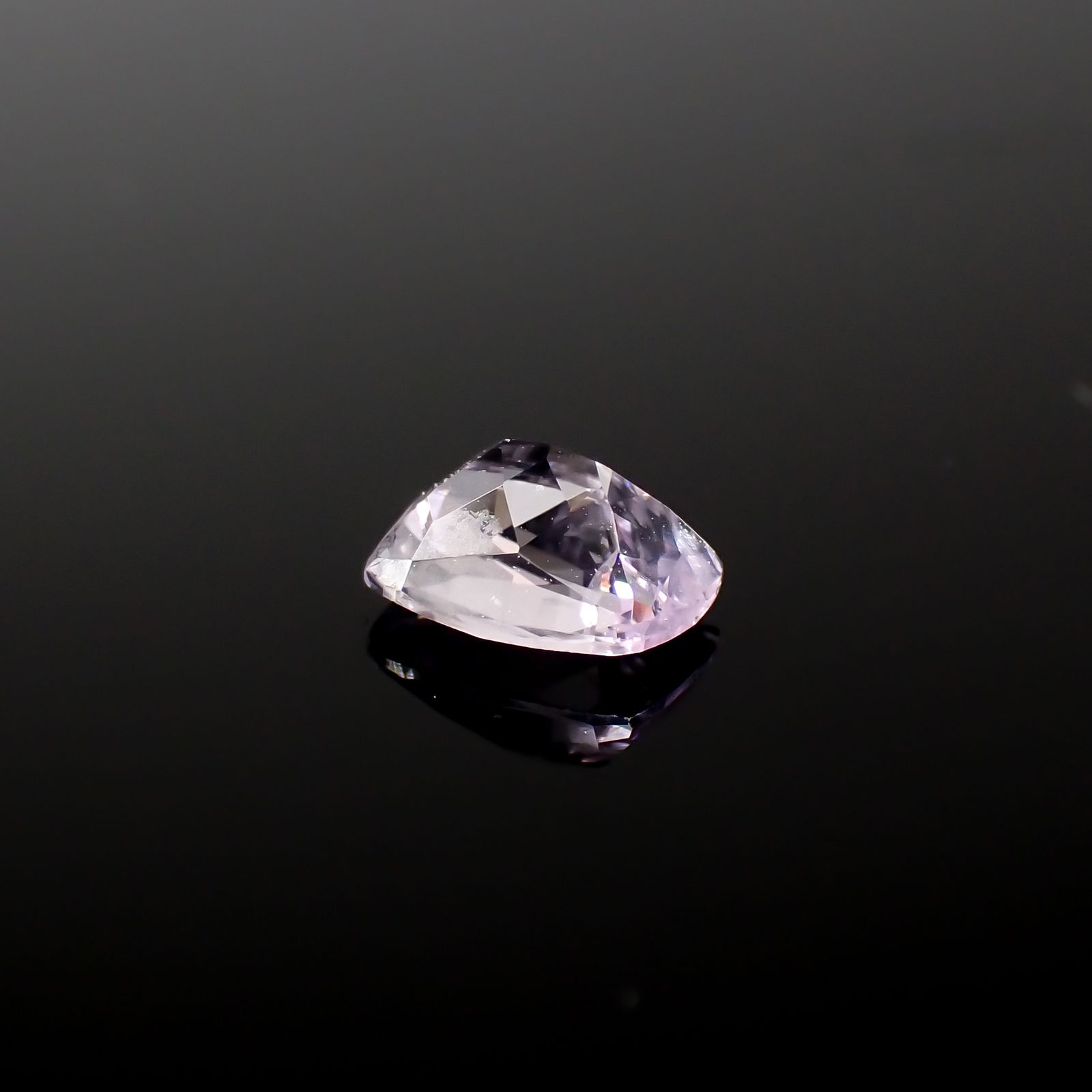 アイスラベンダーサファイア(宝石名サファイア)スリランカ/マダガスカル産 0.63ct 識別済[240226286]5.6x4.1mm前後