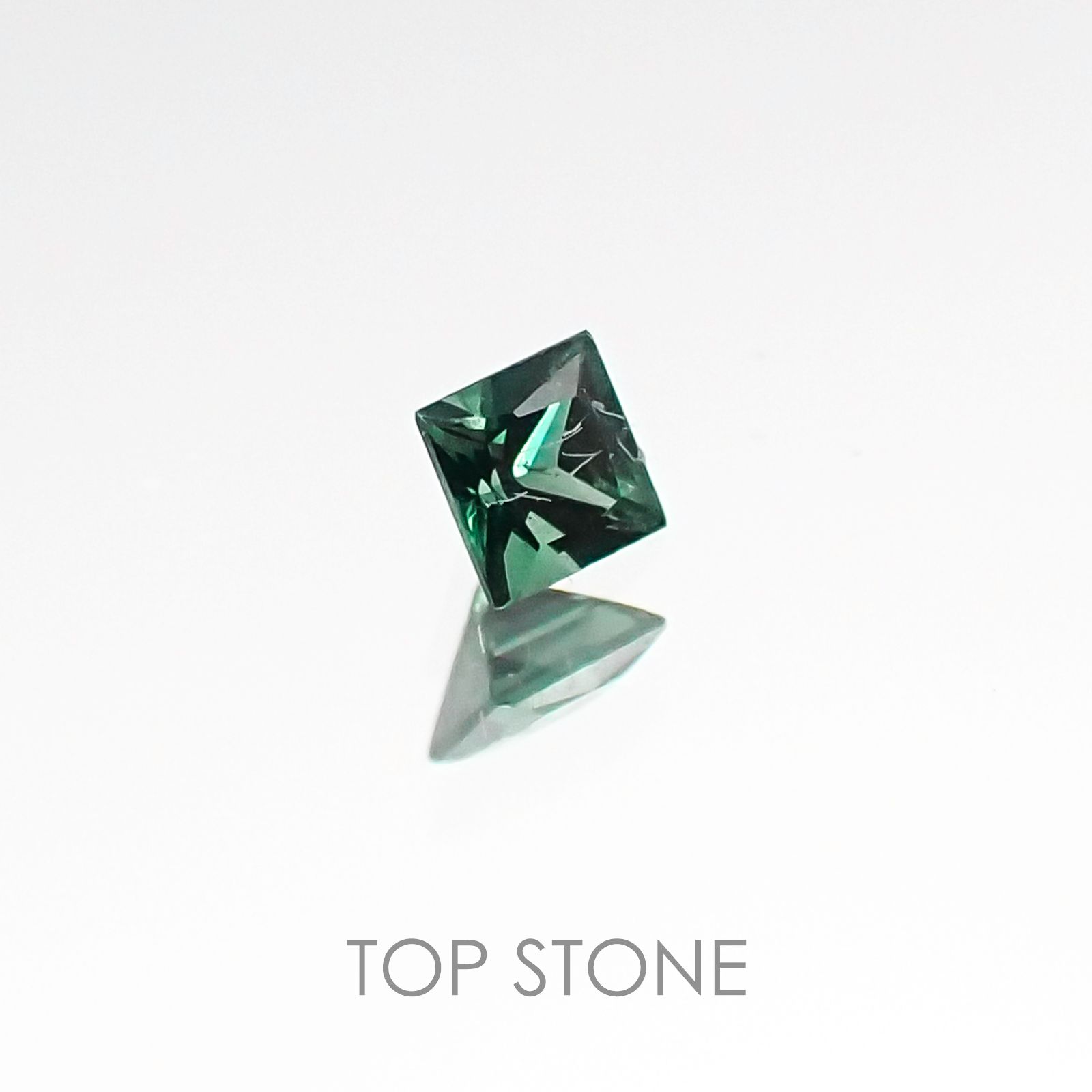 ◇プリンセスカット◇カラーチェンジガーネット(アレキタイプ) マダガスカル・ベキリー産 ルース 0.064ct[20106612]2.2×2.2mm前後