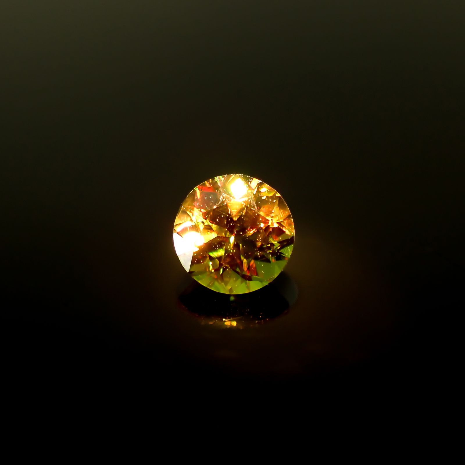 カラーチェンジスフェーン パキスタン産 1.21ct[231224767]6.4x6.4mm前後