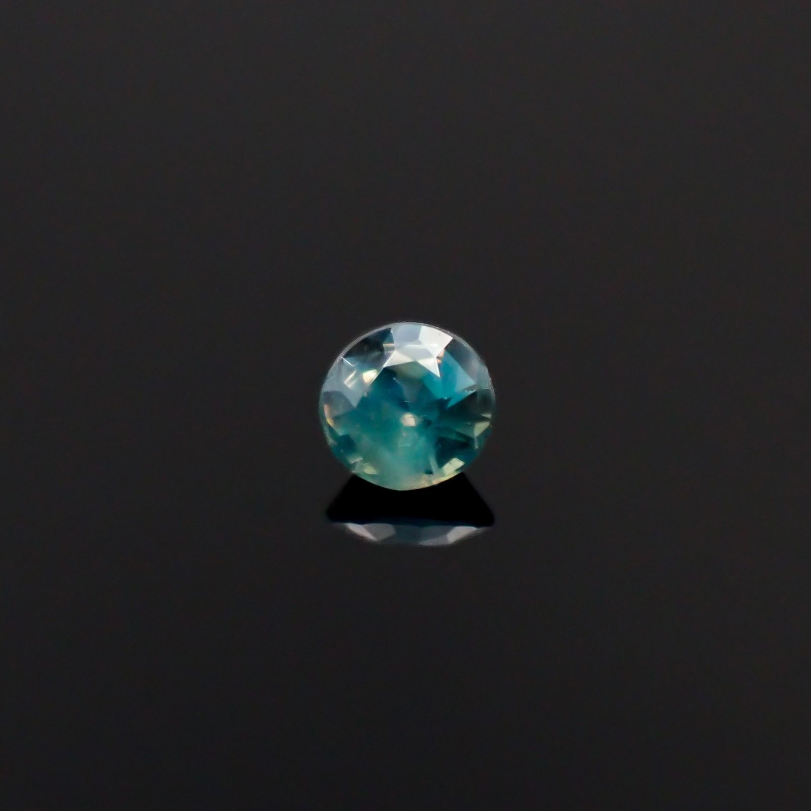 シルキーアレキサンドライト ブラジル産/EmeraldMains社製 0.046ct[240527614]2.1x2.1mm前後