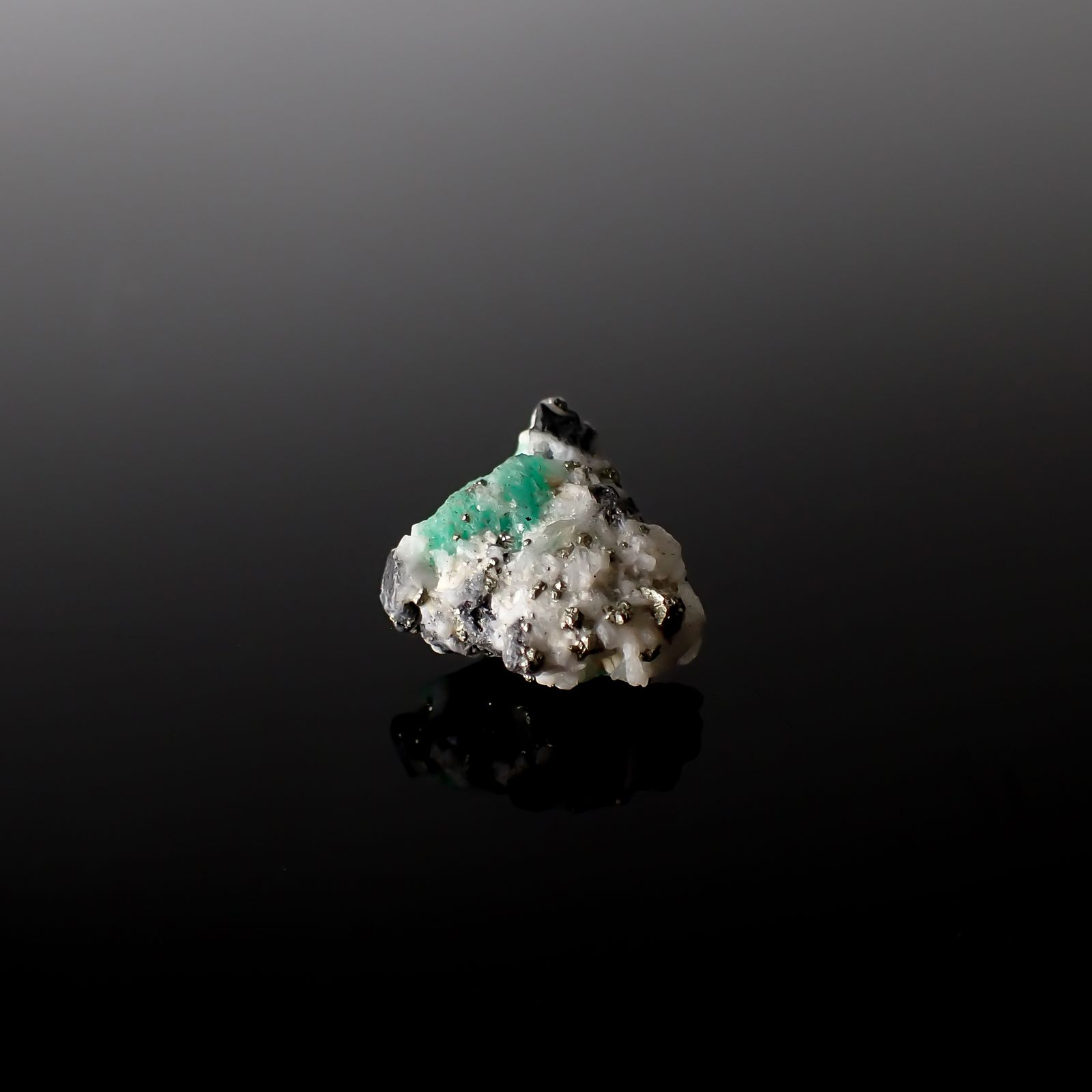 エメラルド 原石 コロンビア産 8.57ct[240427246]16.1x14mm前後