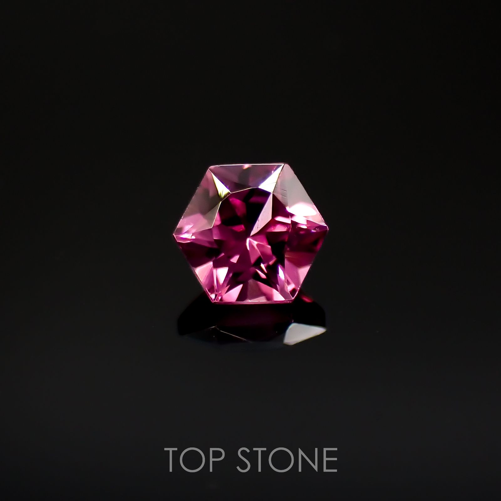 ◇ヘキサゴンカット◇カラーシフトマラヤガーネットSA(宝石名ガーネット)タンザニア産 0.41ct 識別済[220918043]4.1x4mm前後