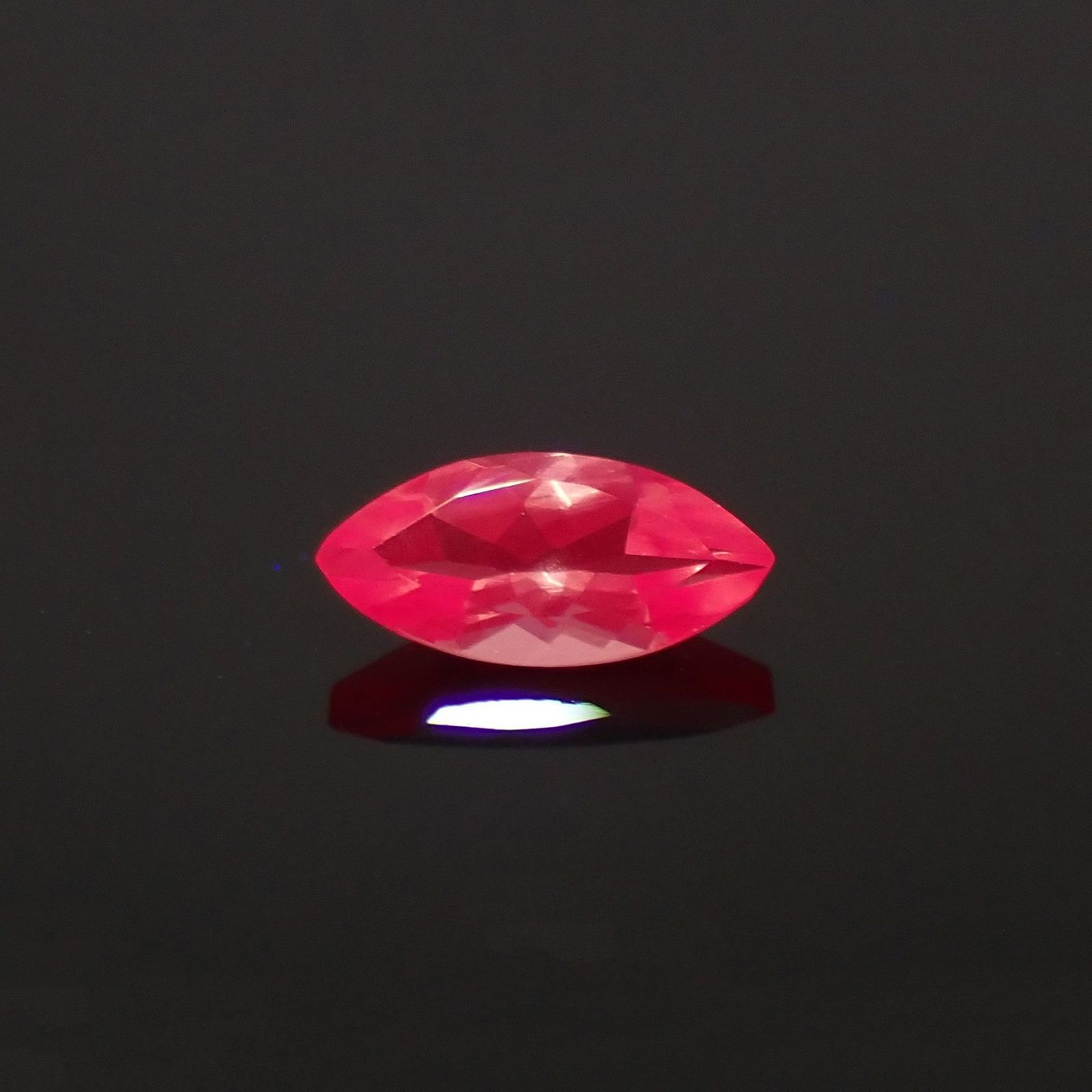 ホットピンクスピネル(宝石名ピンク・スピネル)タンザニア産 識別済 0.26ct / 6.2x2.9mm前後 [230823041]