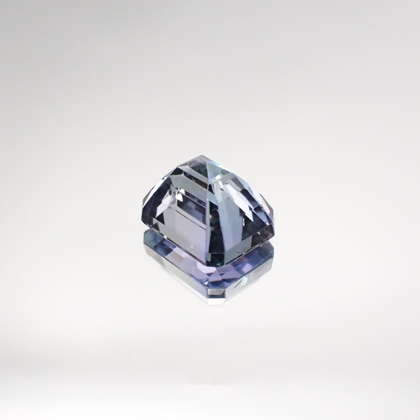バイカラータンザナイト(宝石名タンザナイト) タンザニア産 2.382ct ソ付(彩珠)[210711640]7.9×6.2mm前後
