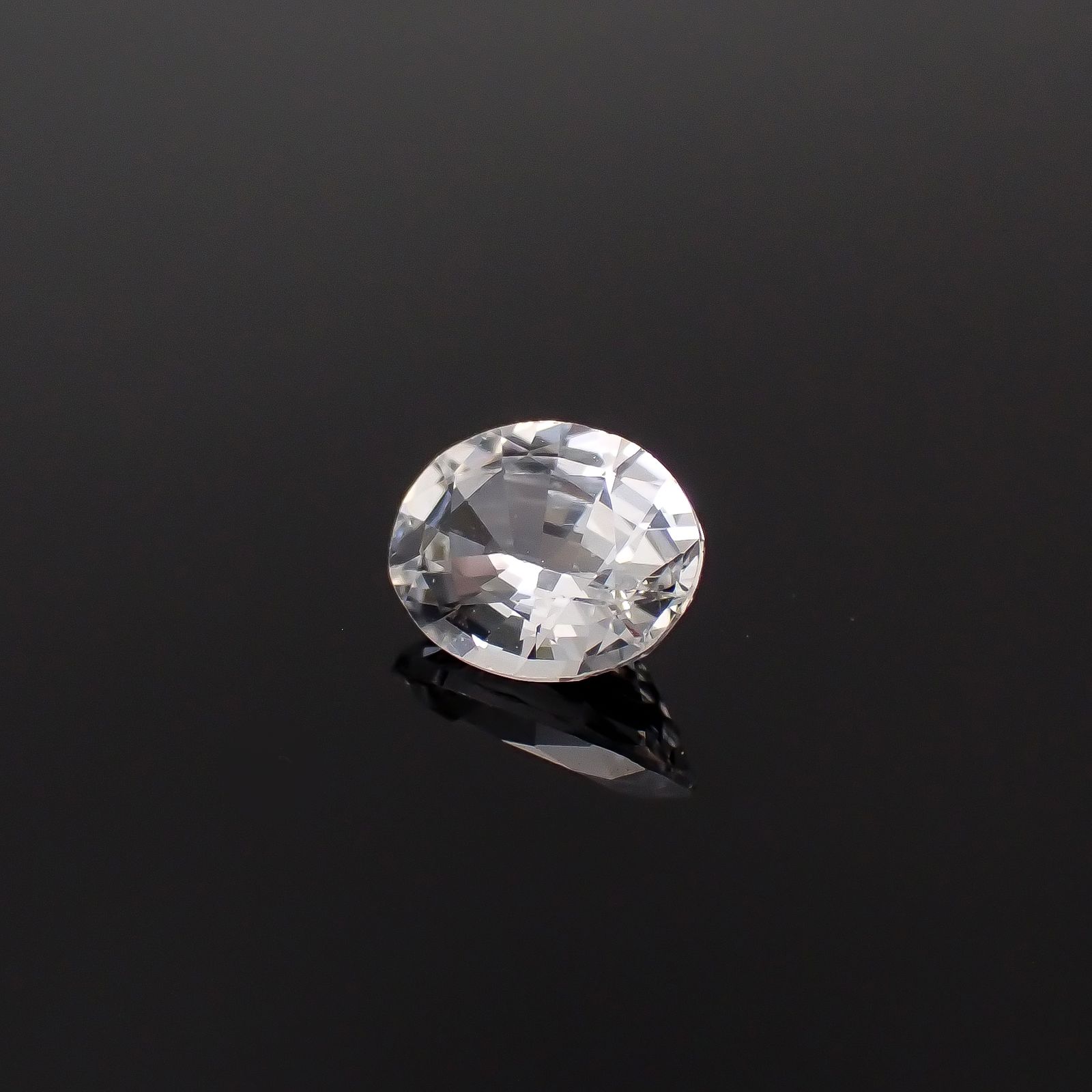 カラーレスサファイア スリランカ産 0.65ct[240527487]6.1x4.8mm前後